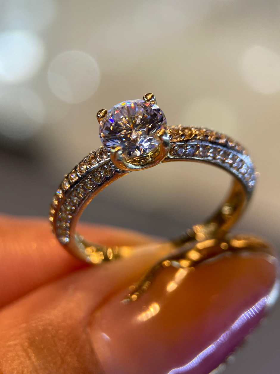 Anillo de compromiso en oro