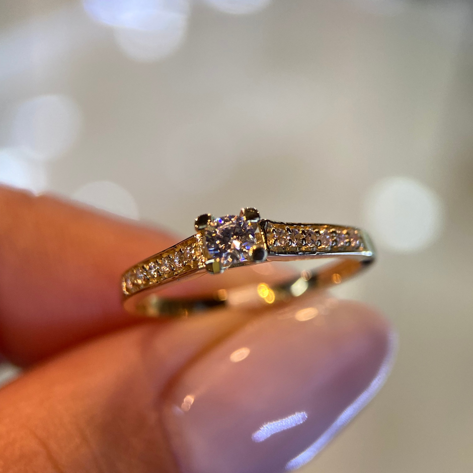 Anillo de compromiso en oro
