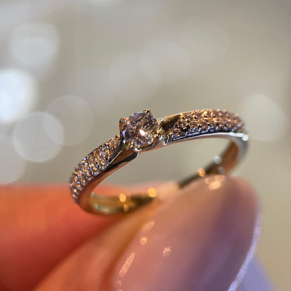Anillo de compromiso en oro