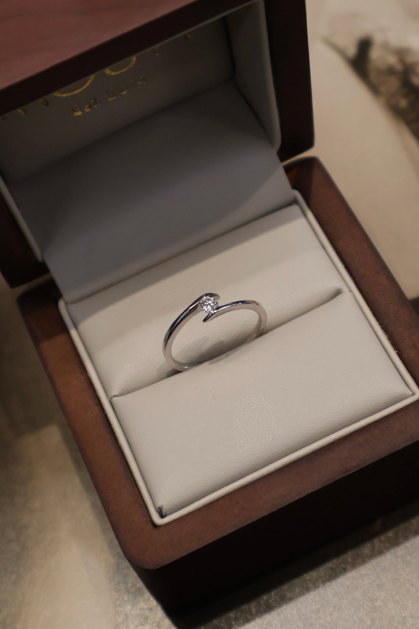 Anillo en oro blanco 14k con diamante natural .10cts Mod: OF1567