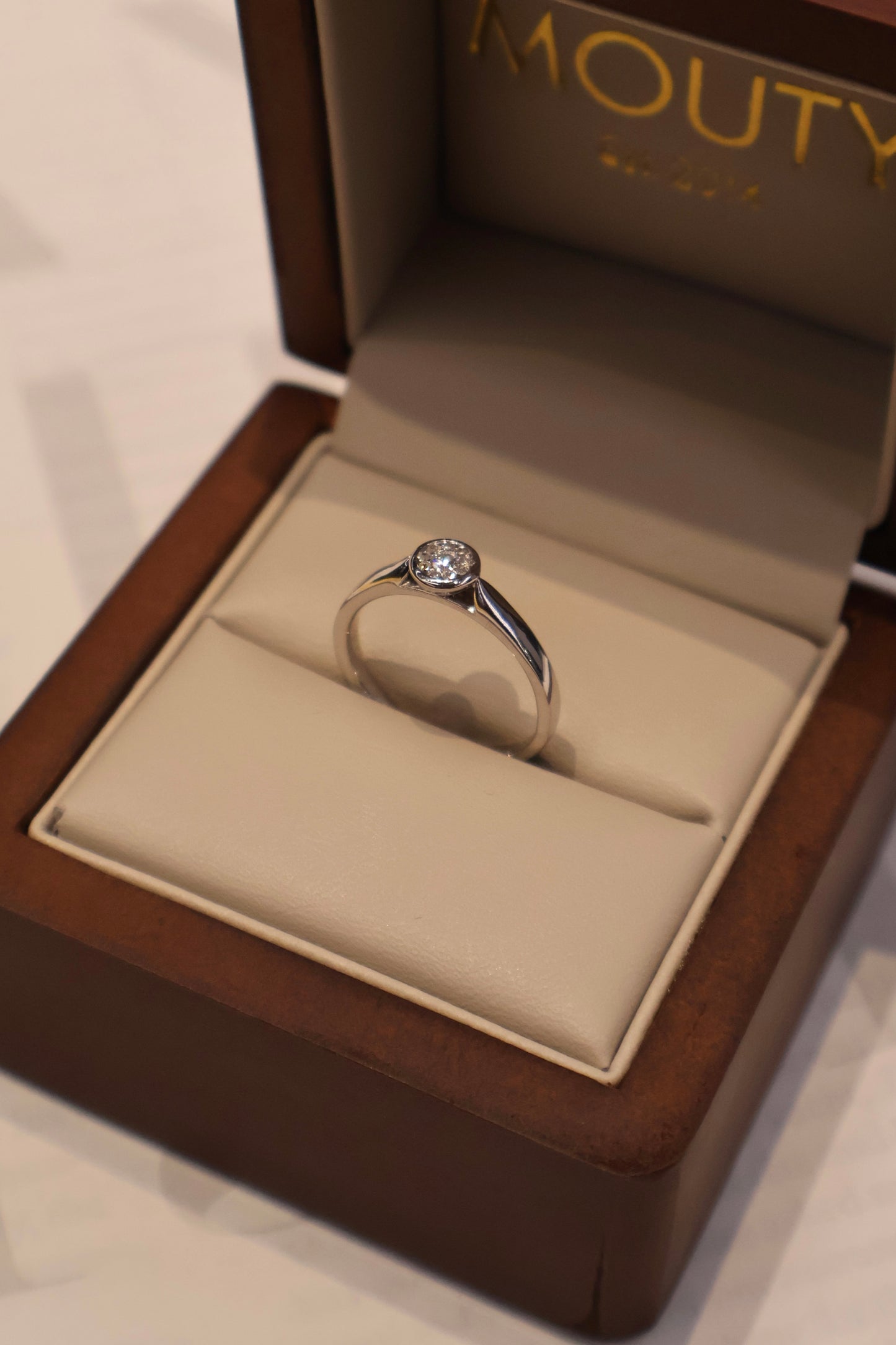 Anillo en Oro Blanco de 14k con Diamante Natural .13cts  Mod: OF2028