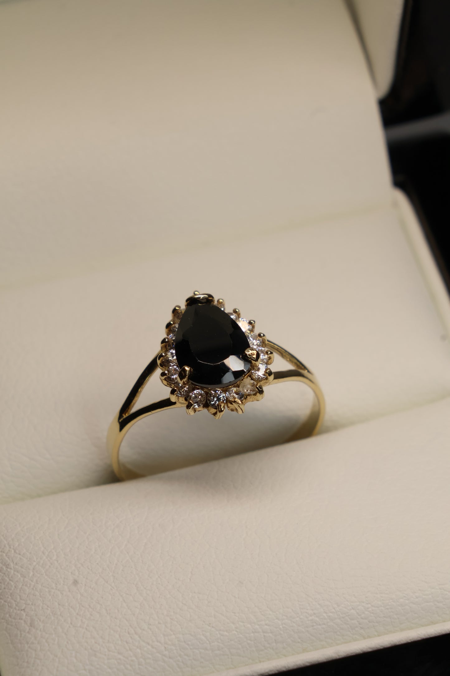 Anillo en oro amarillo de 10k con circonia negra Mod: MAN214