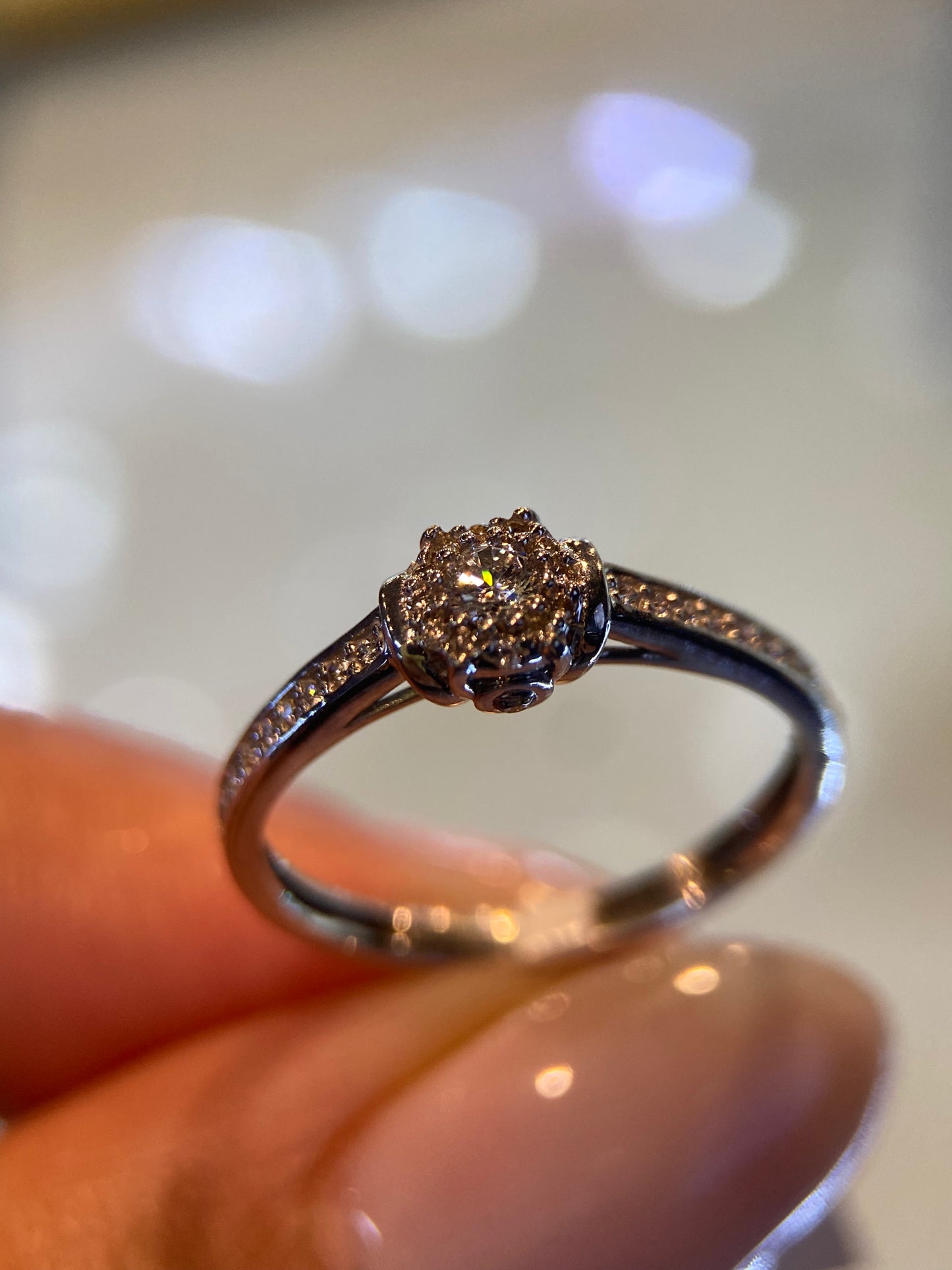 Anillo en Oro Blanco 14k con Circonias Mod. 15610