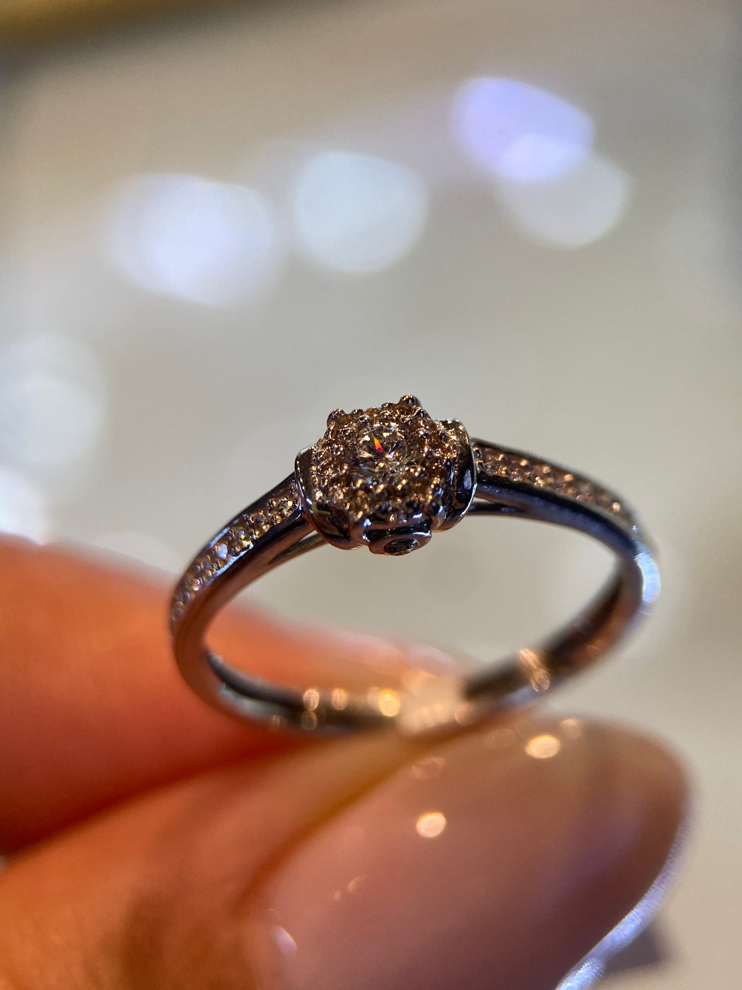 Anillo en Oro Blanco 14k con Circonias Mod. 15610