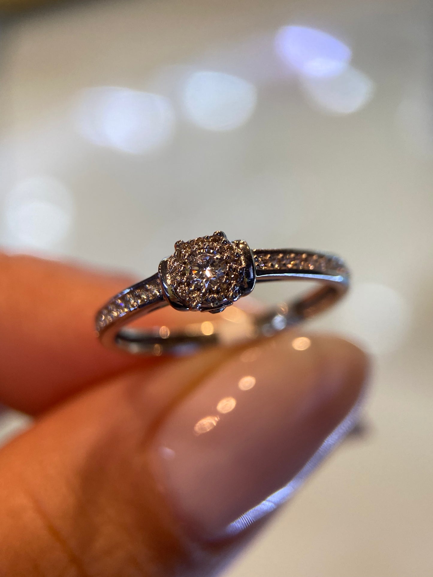 Anillo en Oro Blanco 14k con Circonias Mod. 15610
