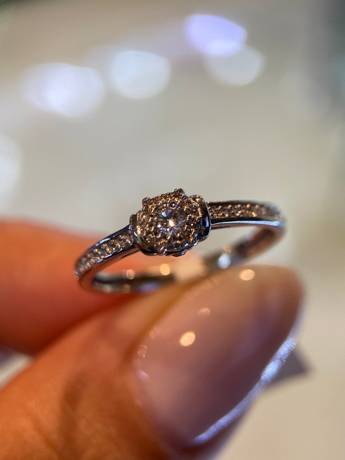 Anillo en Oro Blanco 14k con Circonias Mod. 15610