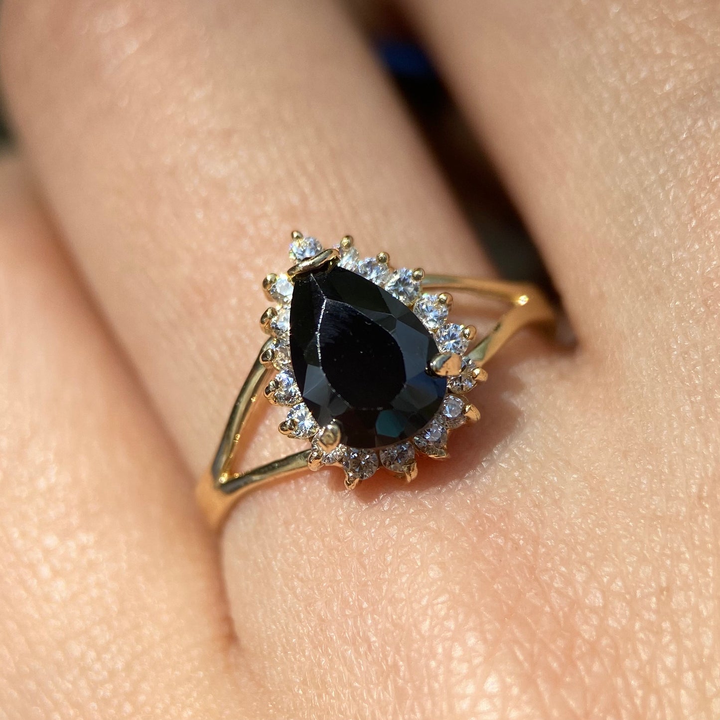 Anillo en oro amarillo de 10k con circonia negra Mod: MAN214