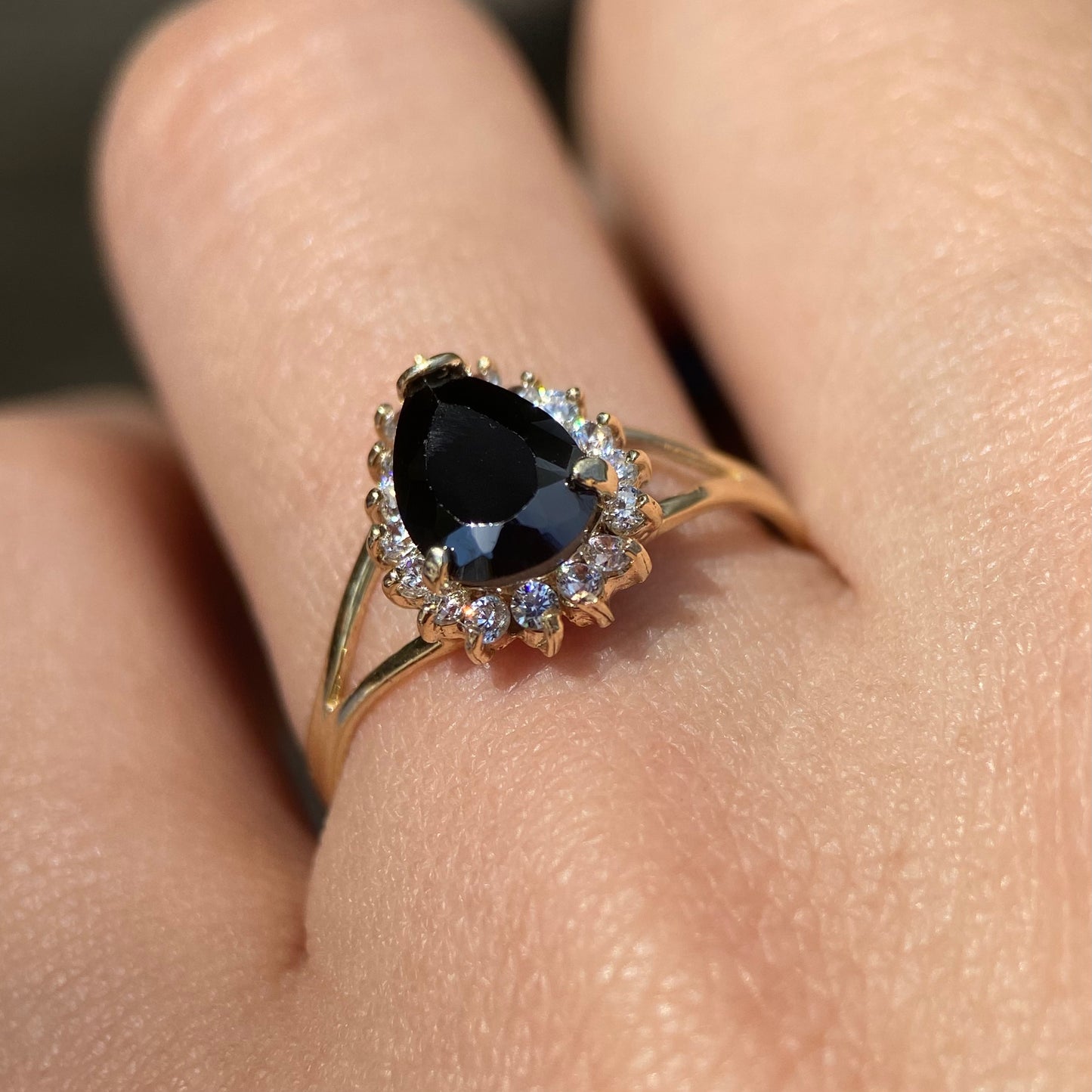 Anillo en oro amarillo de 10k con circonia negra Mod: MAN214
