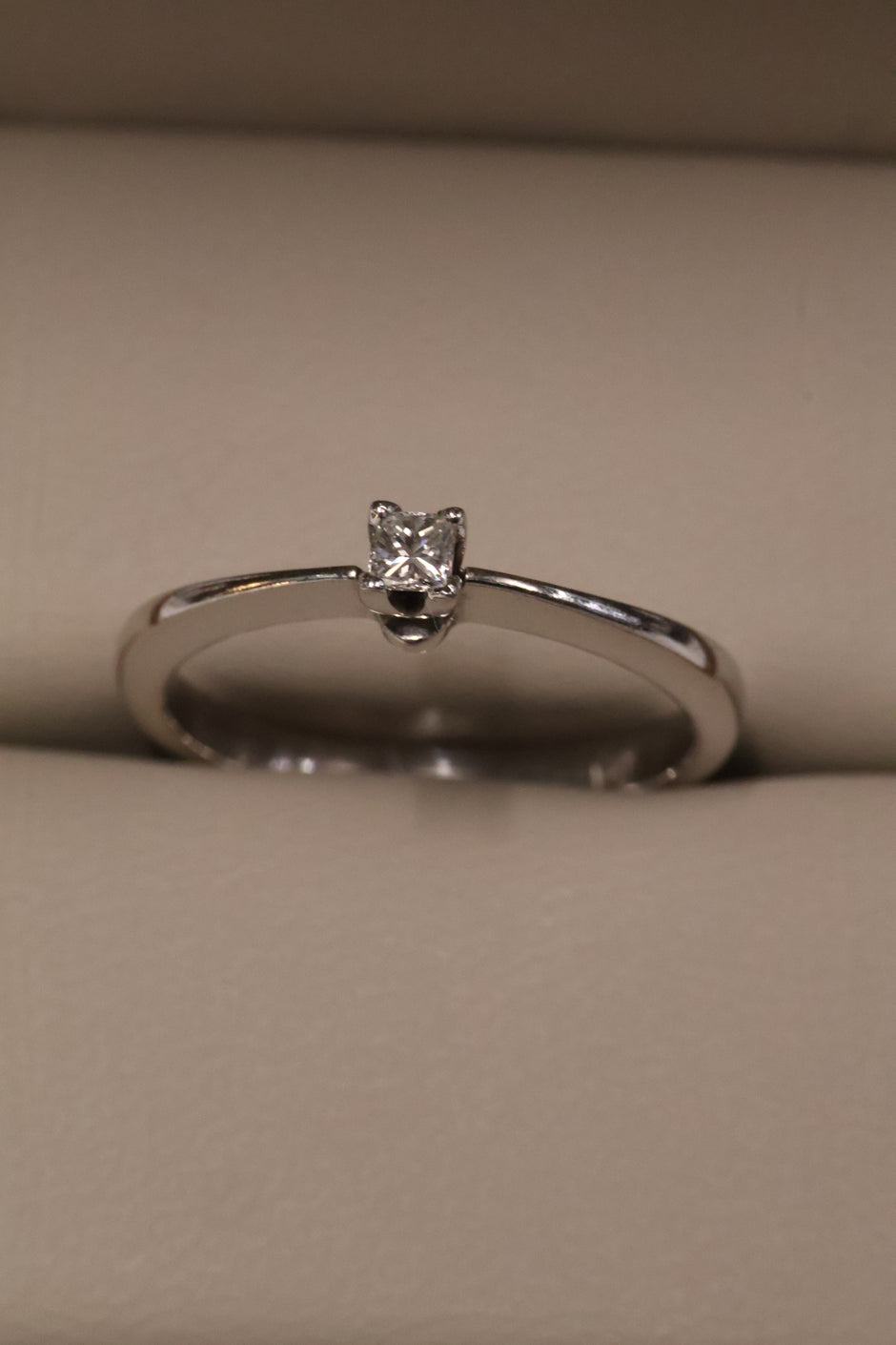 Anillo OF1015 en oro blanco 14k con diamante natural .10ct