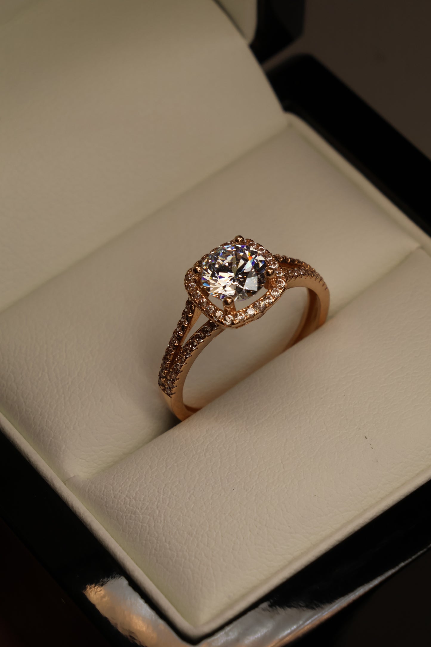 Anillo en Oro Rosa 10k con Circonia Mod.15957