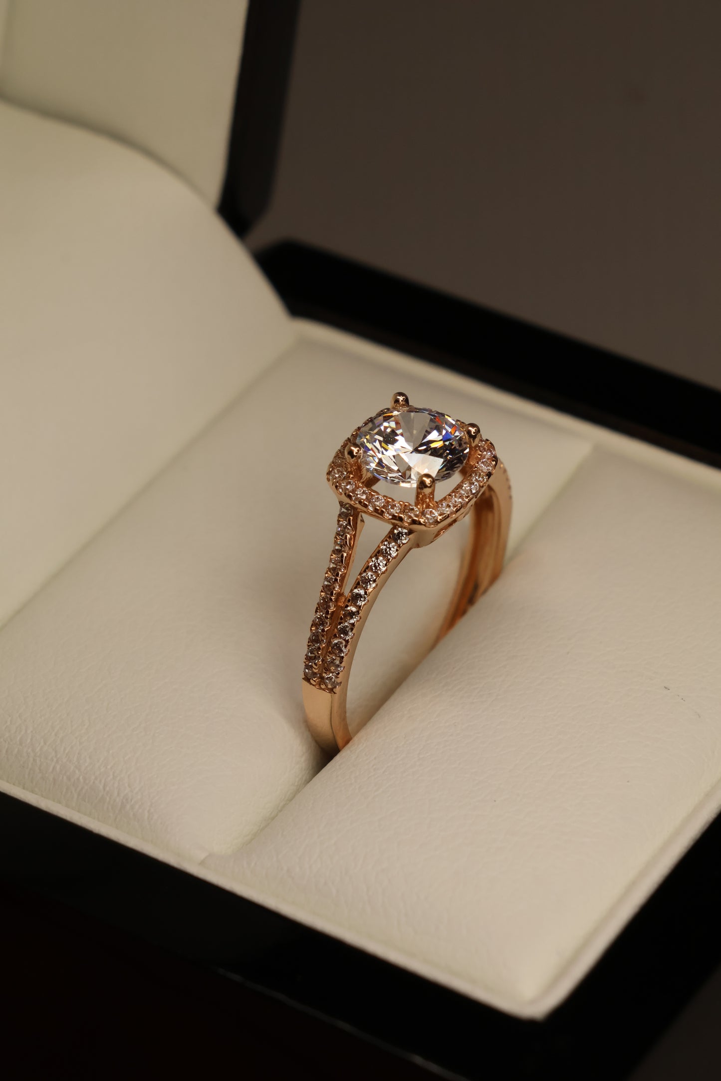 Anillo en Oro Rosa 10k con Circonia Mod.15957