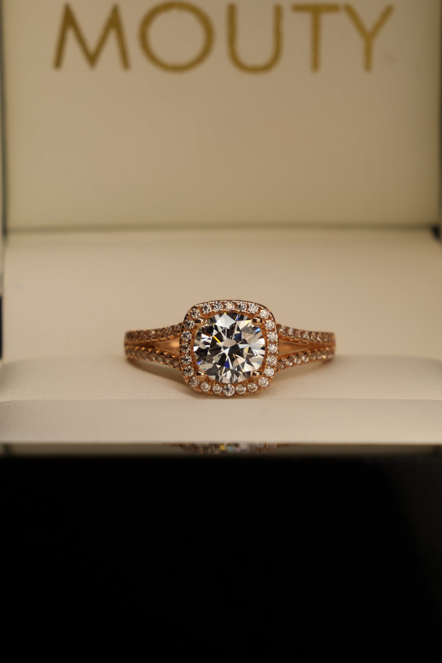 Anillo en Oro Rosa 10k con Circonia Mod.15957
