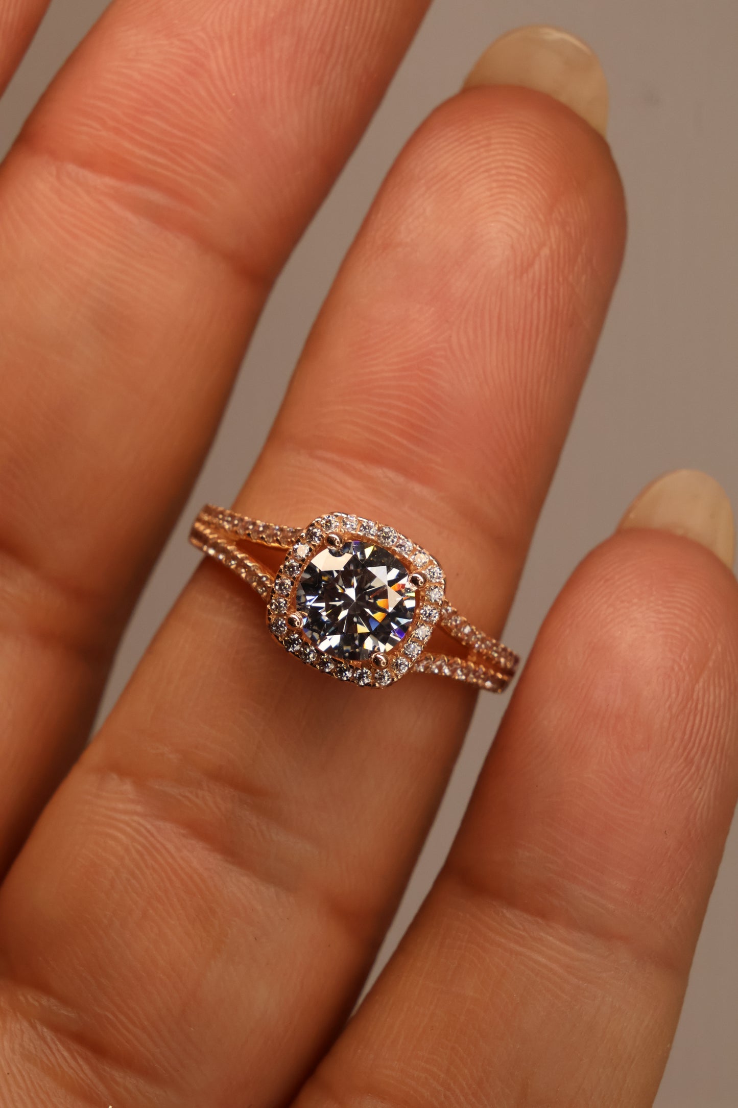 Anillo en Oro Rosa 10k con Circonia Mod.15957