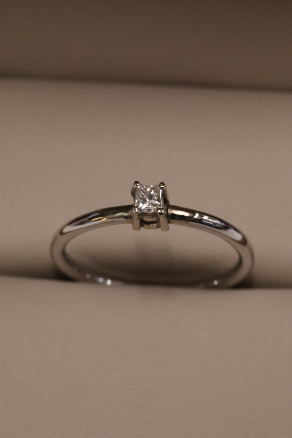 Anillo OF1188 en oro blanco 14k con diamante natural .11ct