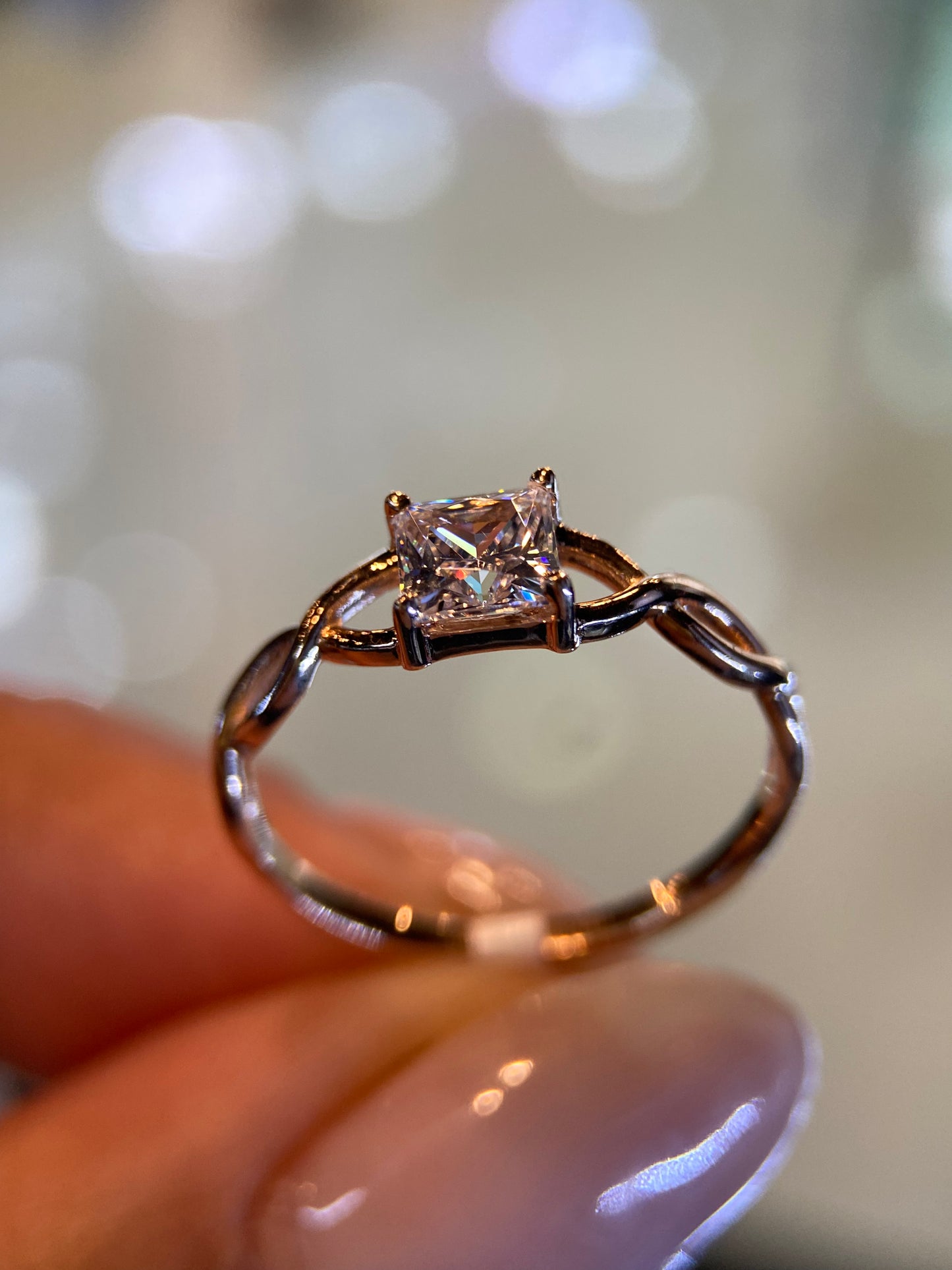 Anillo en Oro Rosa 10k con Circonias Mod. 15677