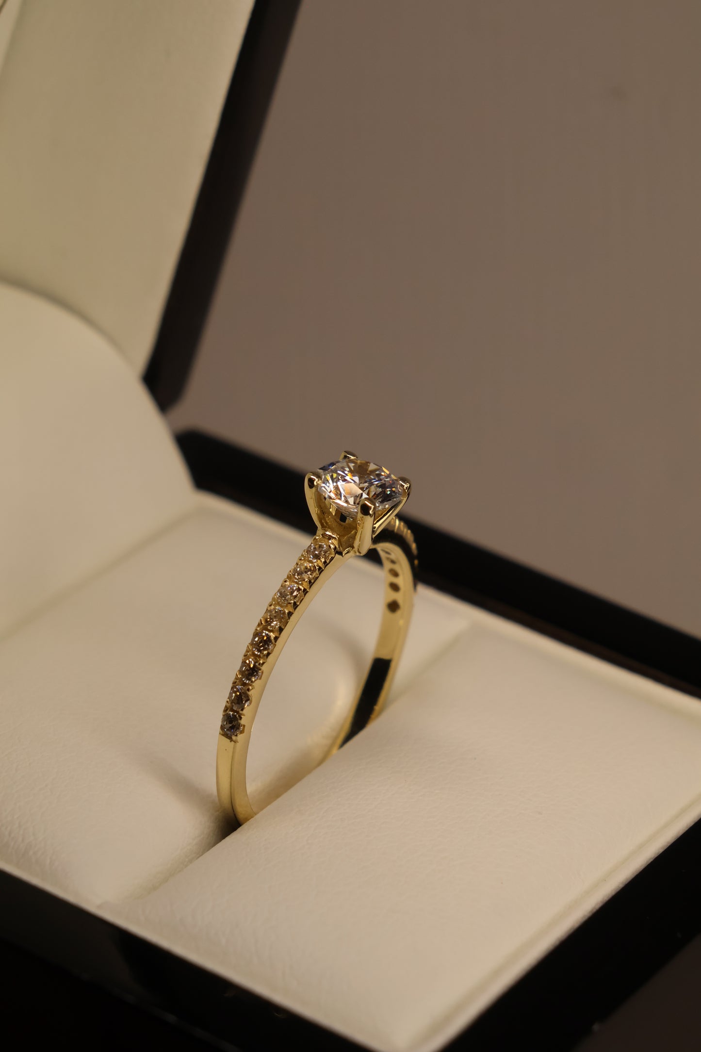 Anillo en Oro Amarillo 10k con Circonia Mod.15966