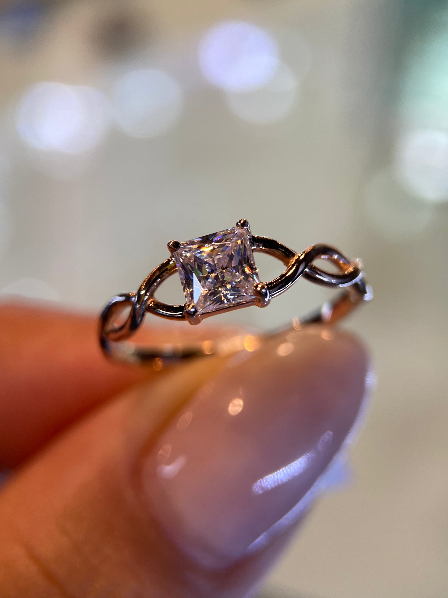 Anillo en Oro Rosa 10k con Circonias Mod. 15677