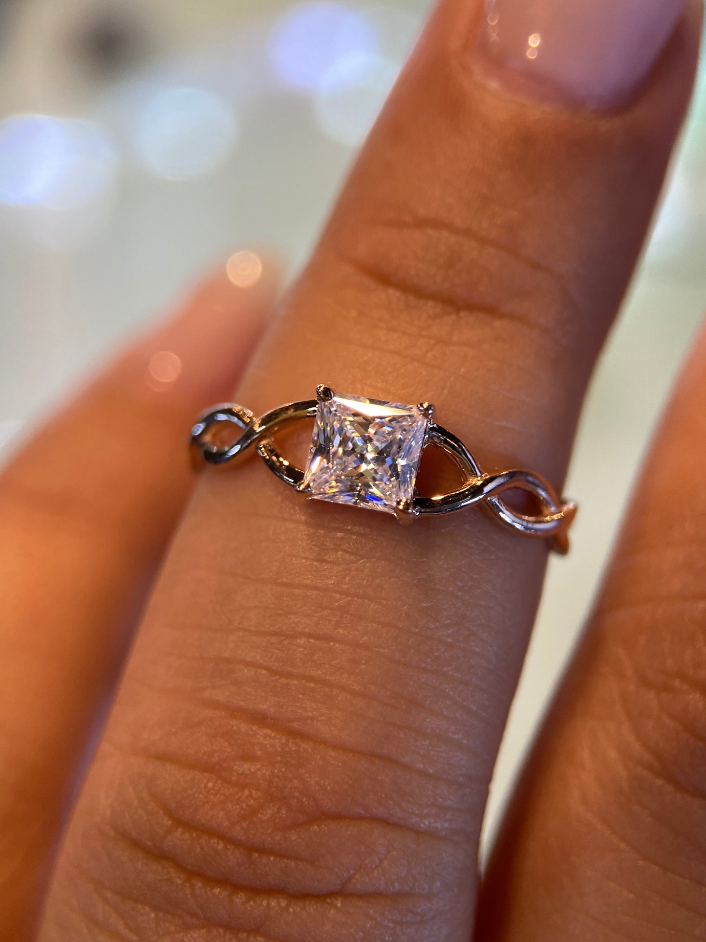 Anillo en Oro Rosa 10k con Circonias Mod. 15677