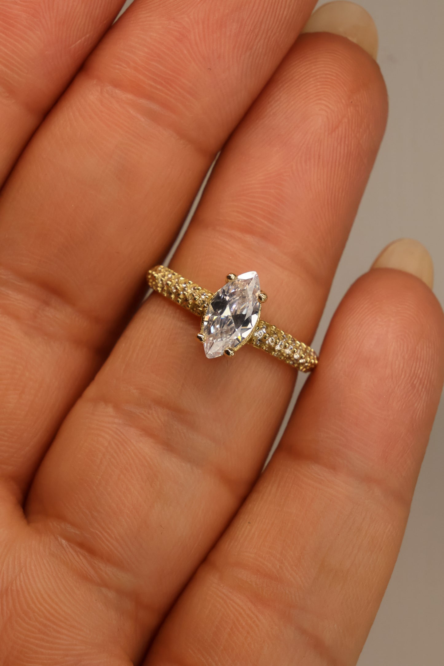 Anillos en Oro Amarillo con Circonia Mod.15965