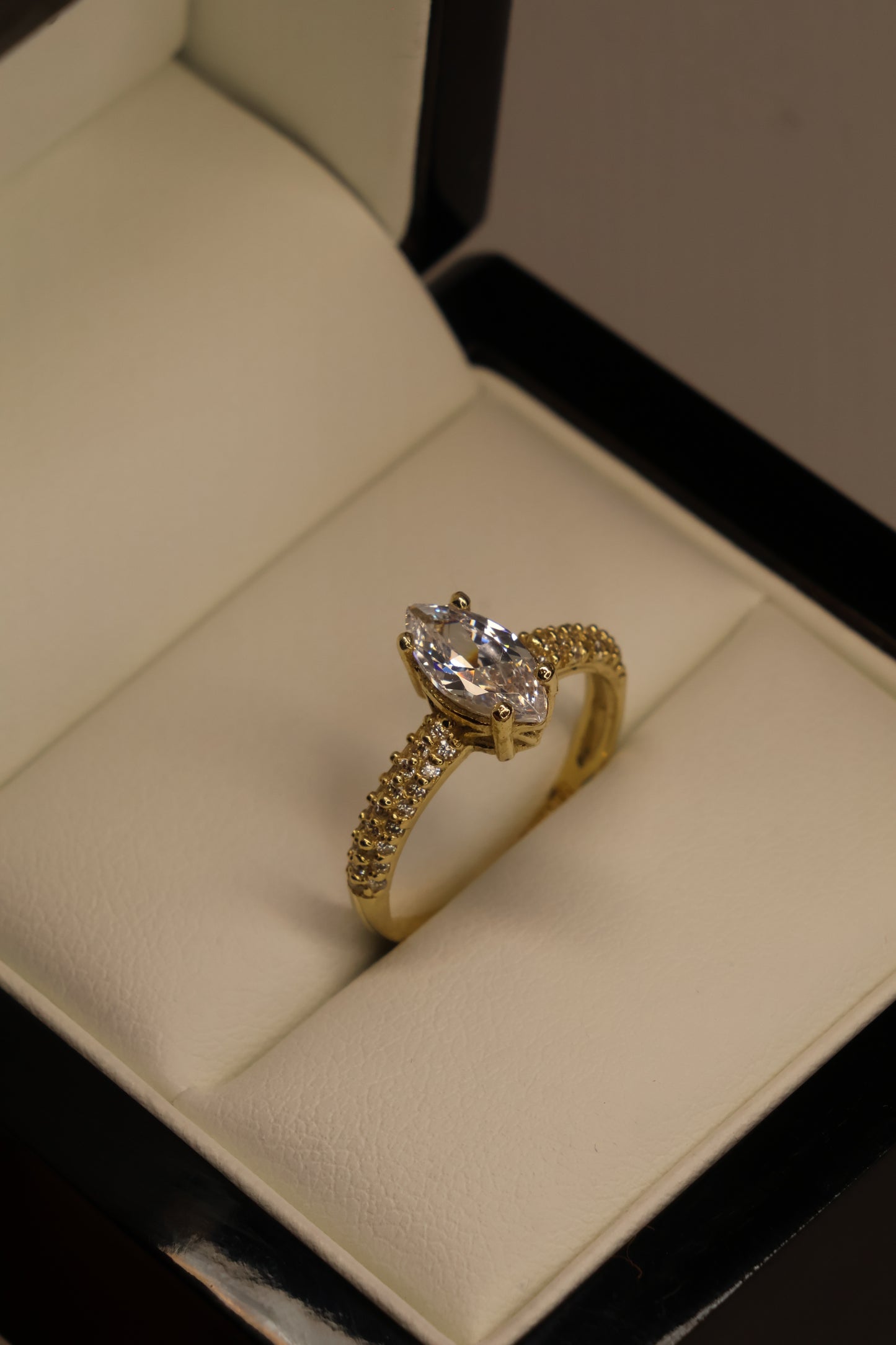 Anillos en Oro Amarillo con Circonia Mod.15965
