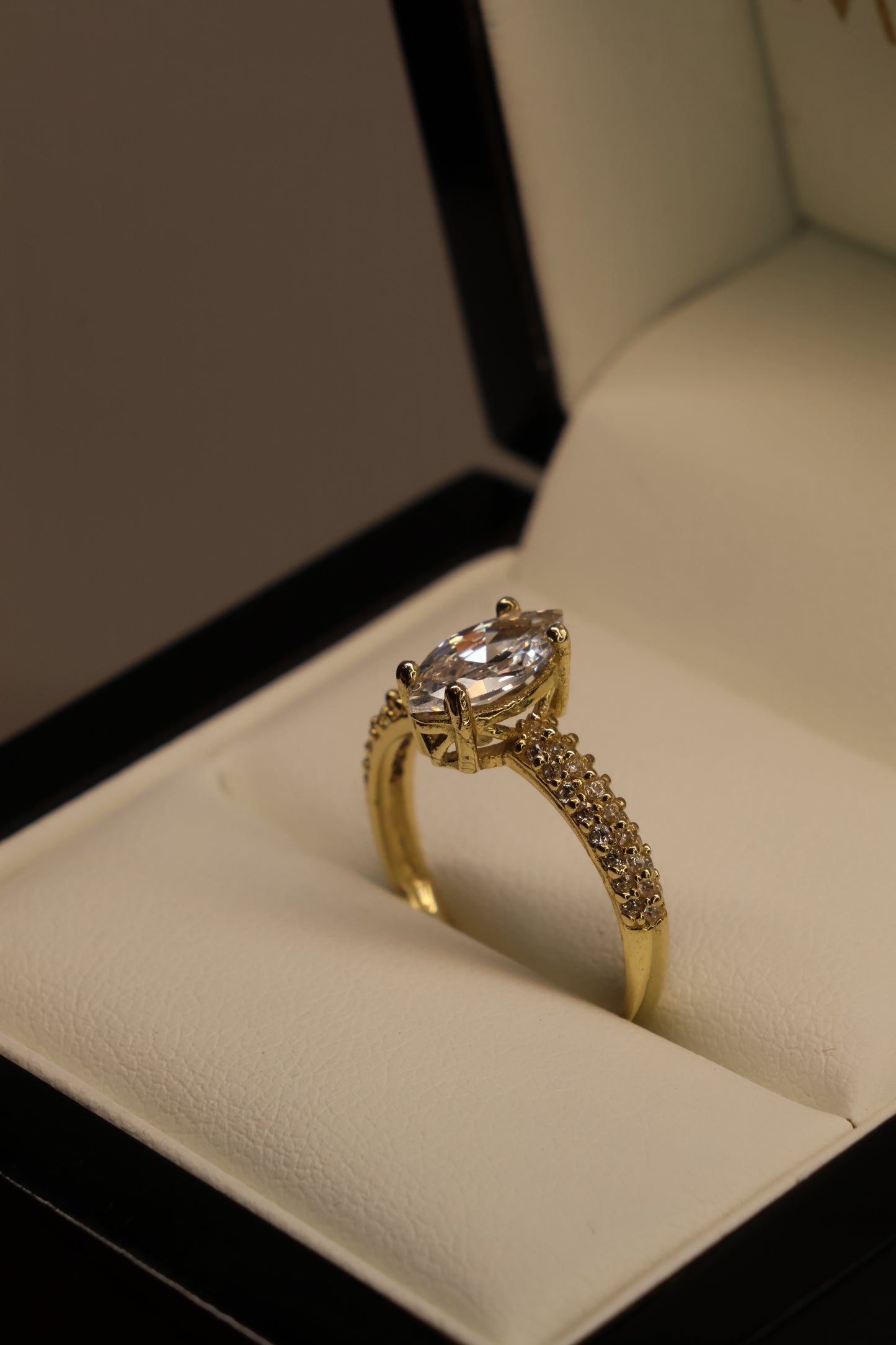 Anillos en Oro Amarillo con Circonia Mod.15965