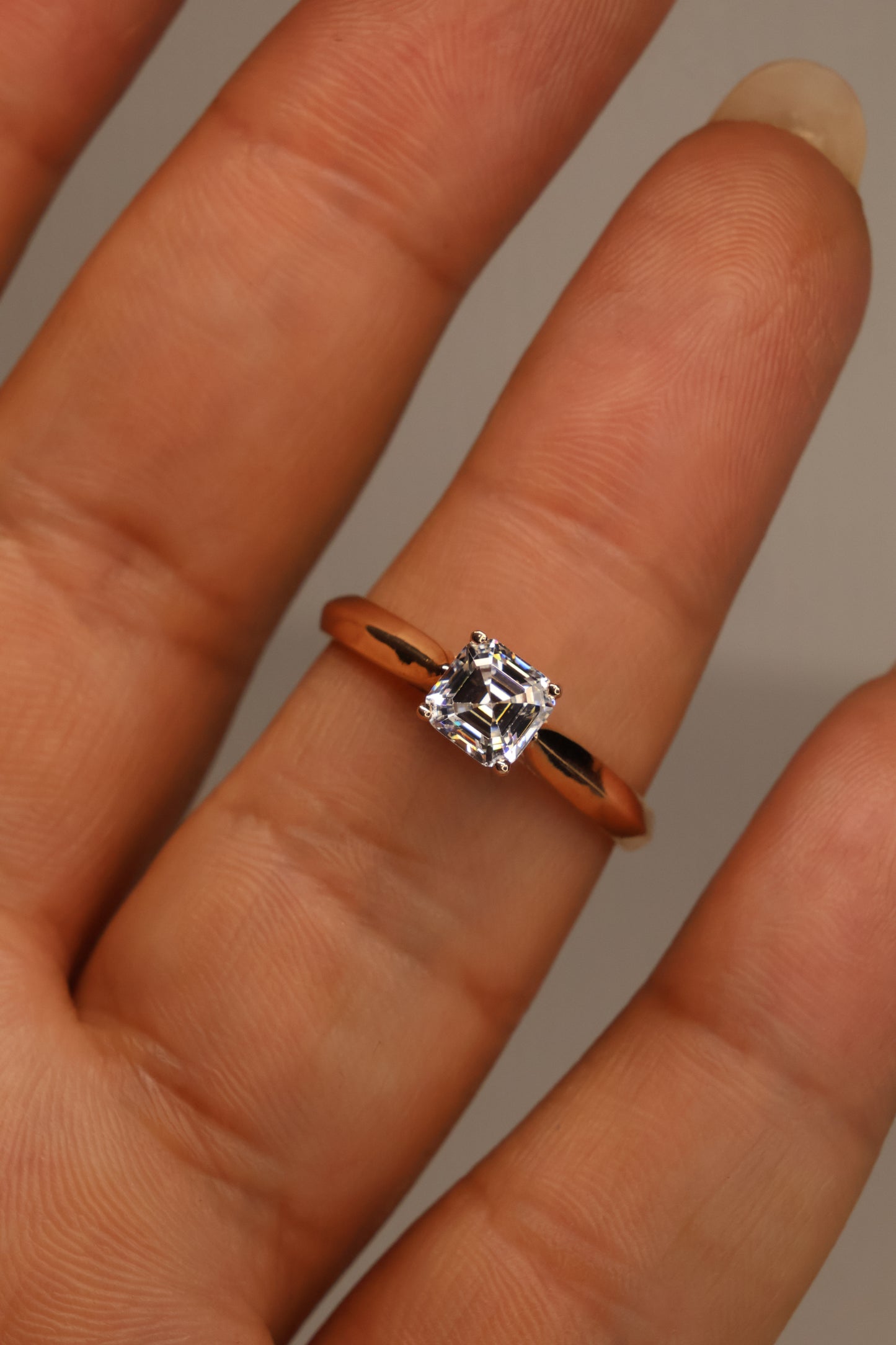 Anillo en Oro Rosa 10k con Circonia Mod.15970