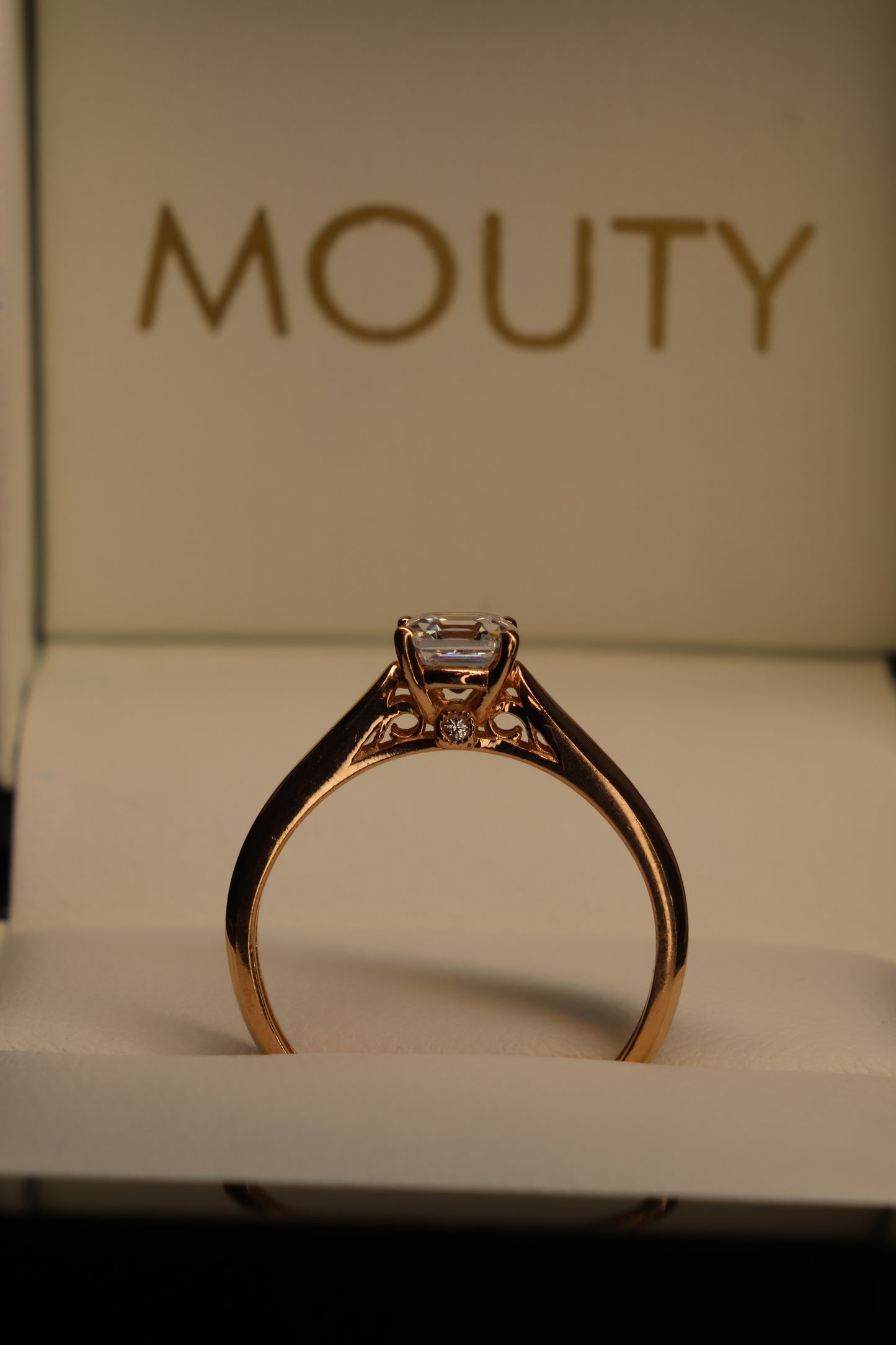 Anillo en Oro Rosa 10k con Circonia Mod.15970