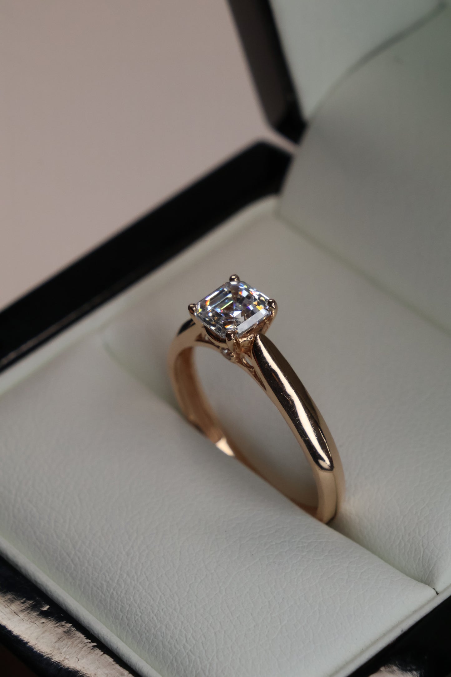 Anillo en Oro Rosa 10k con Circonia Mod.15970