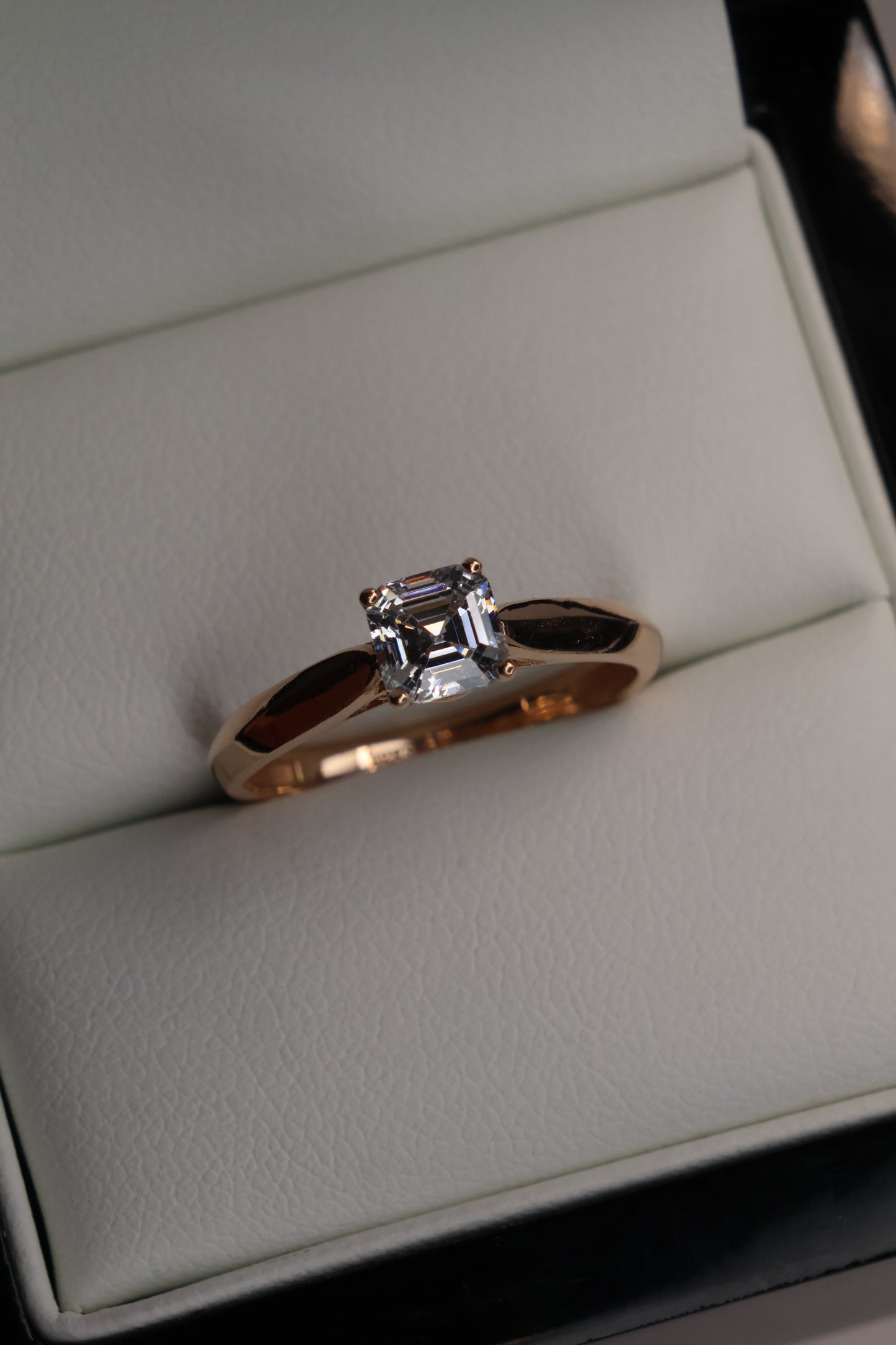 Anillo en Oro Rosa 10k con Circonia Mod.15970