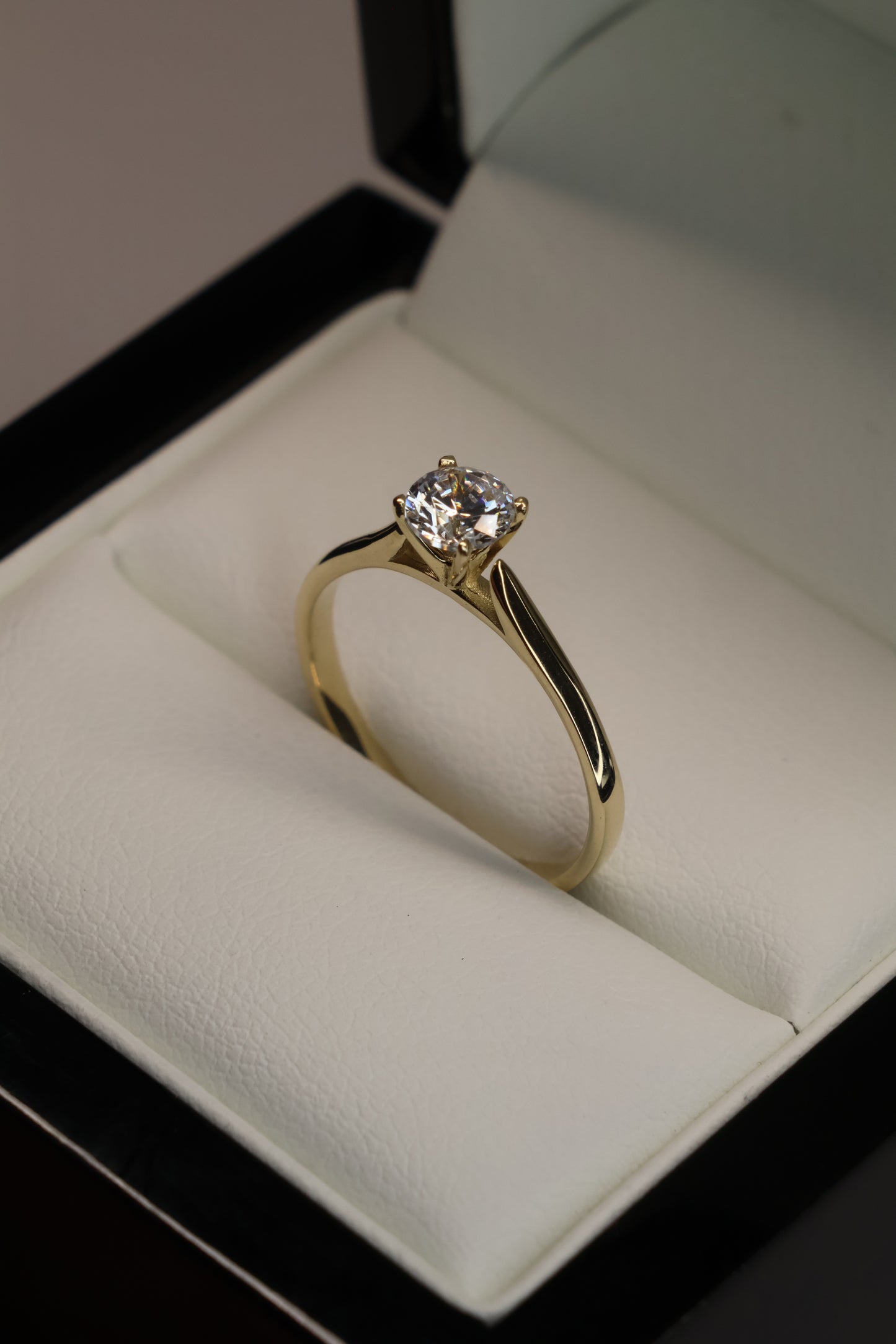 Anillo en Oro Amarillo 14k con Circonia Mod.15958