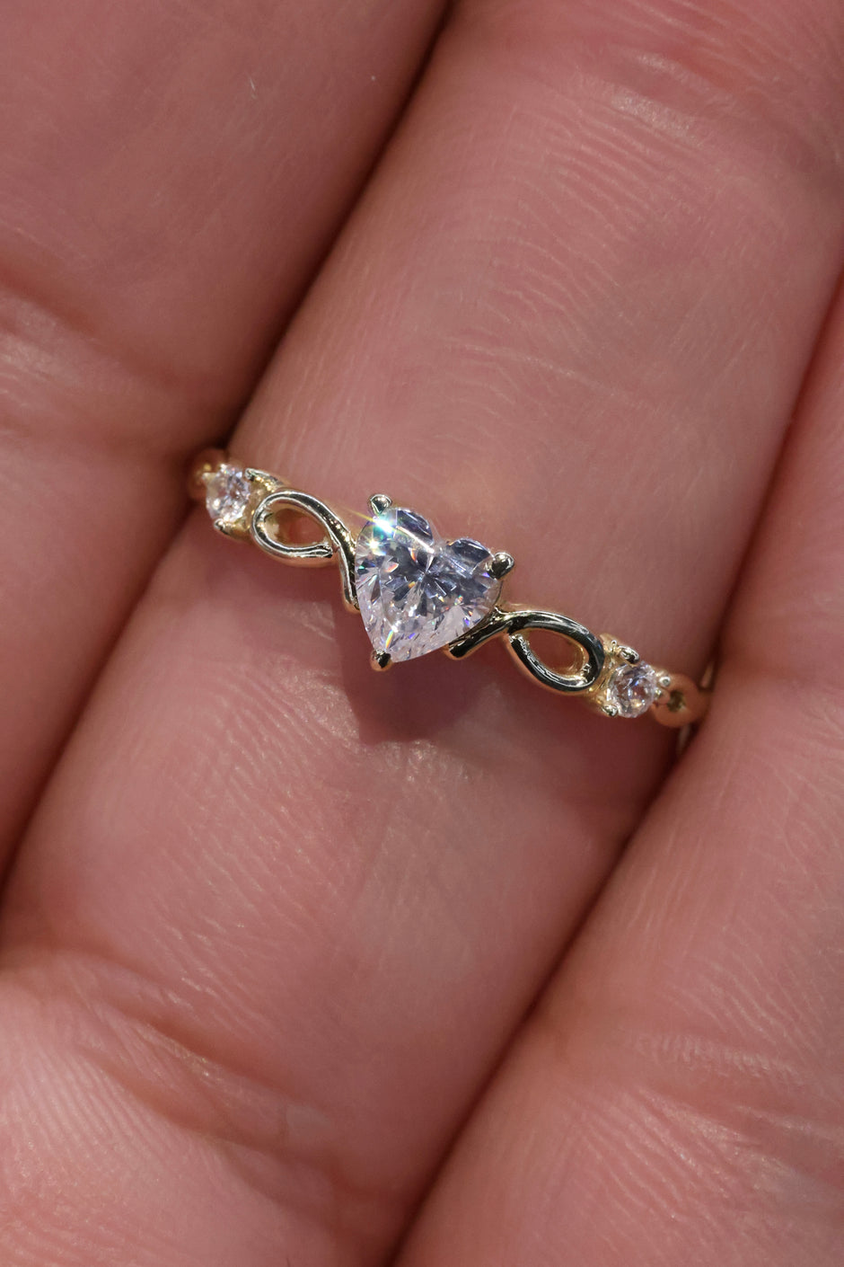 Anillo corazon cruzado en Oro