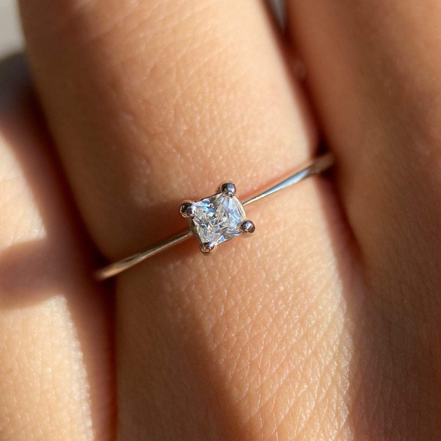 Anillo Darian en oro blanco 10k con circonia