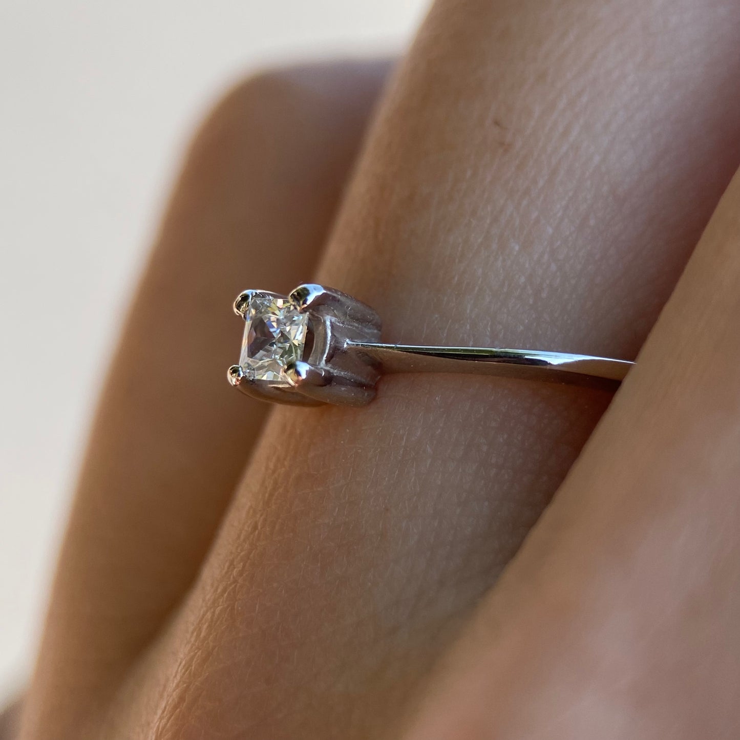 Anillo Darian en oro blanco 10k con circonia