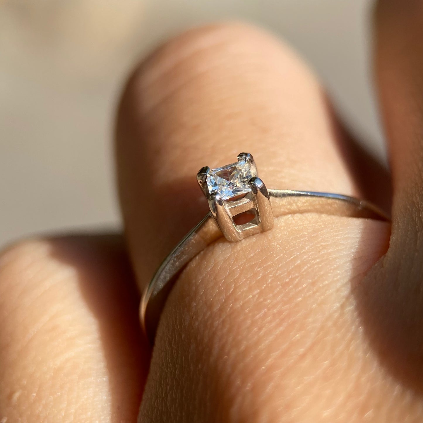 Anillo Darian en oro blanco 10k con circonia