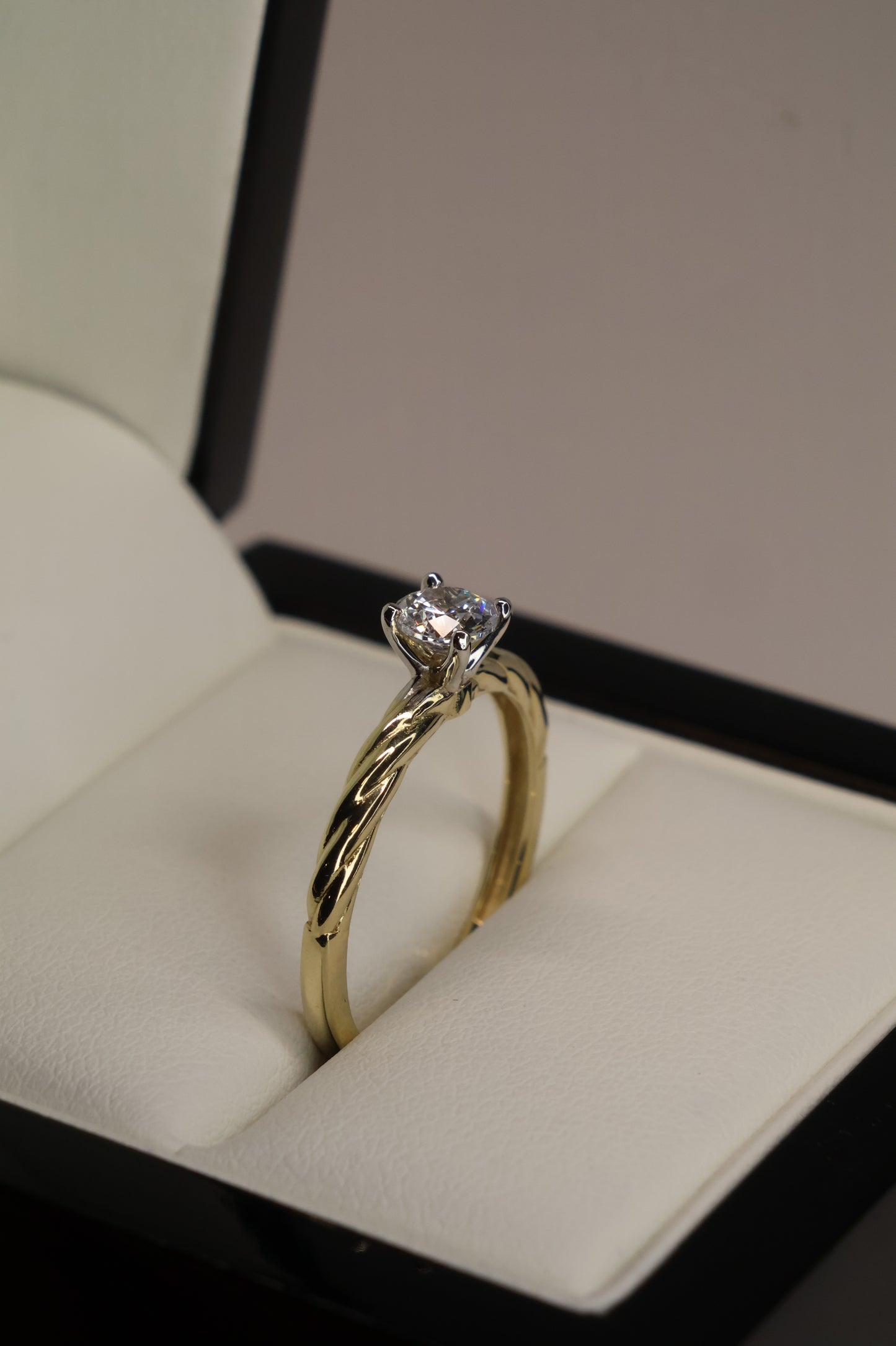 Anillo en Oro Amarillo 10k con Circonia Mod.15956