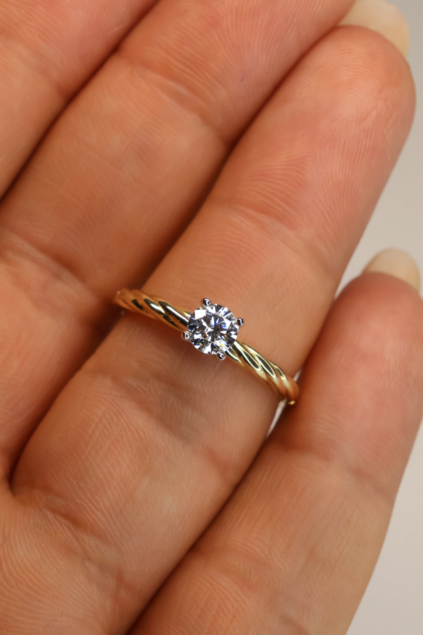 Anillo en Oro Amarillo 10k con Circonia Mod.15956