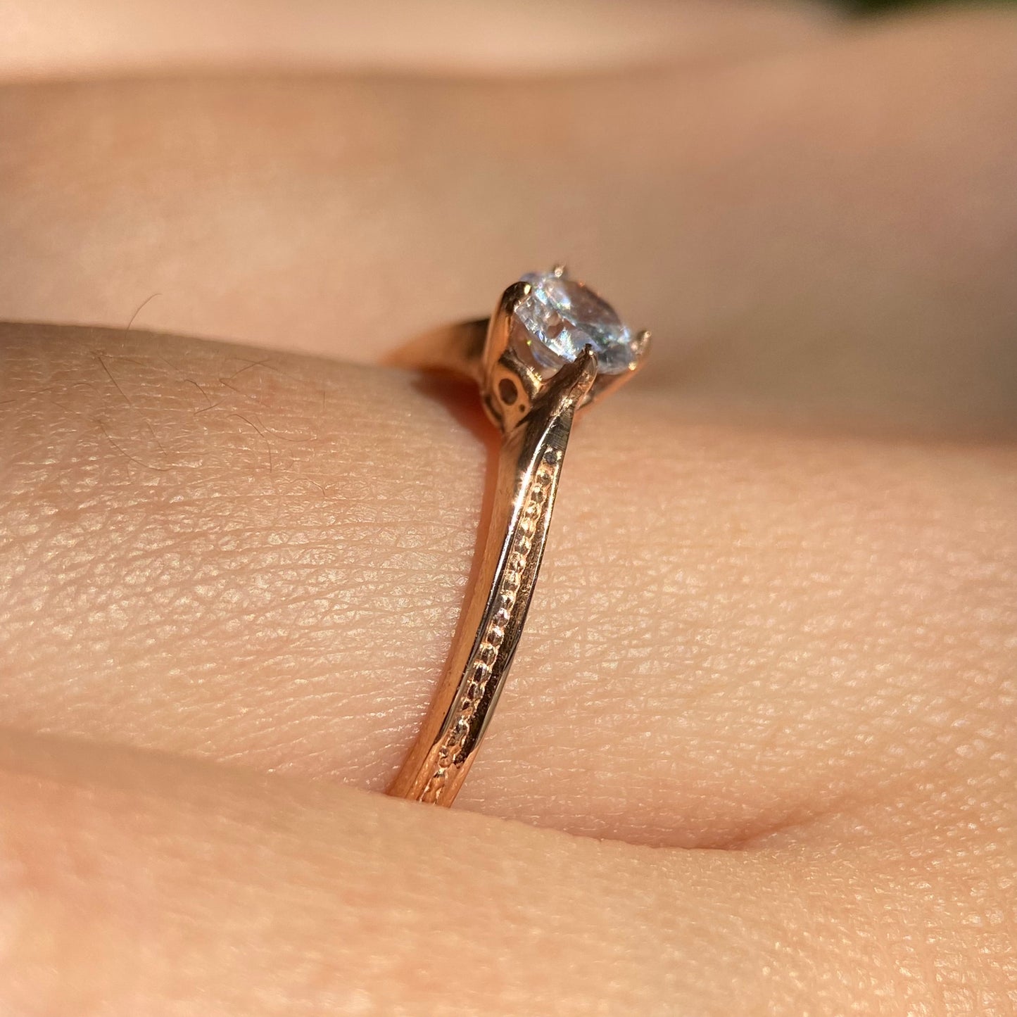 Anillo Lahia en oro rosa 14k con circonia