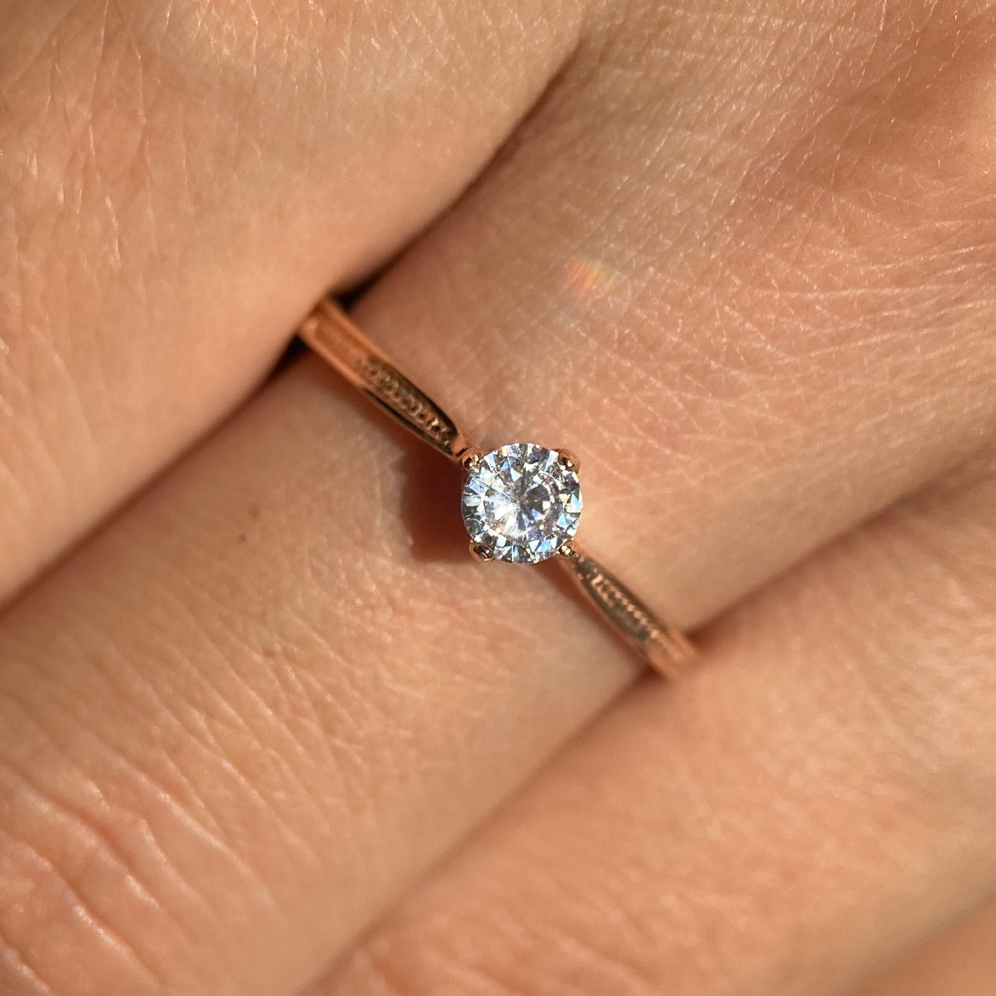 Anillo Lahia en oro rosa 10k con circonia