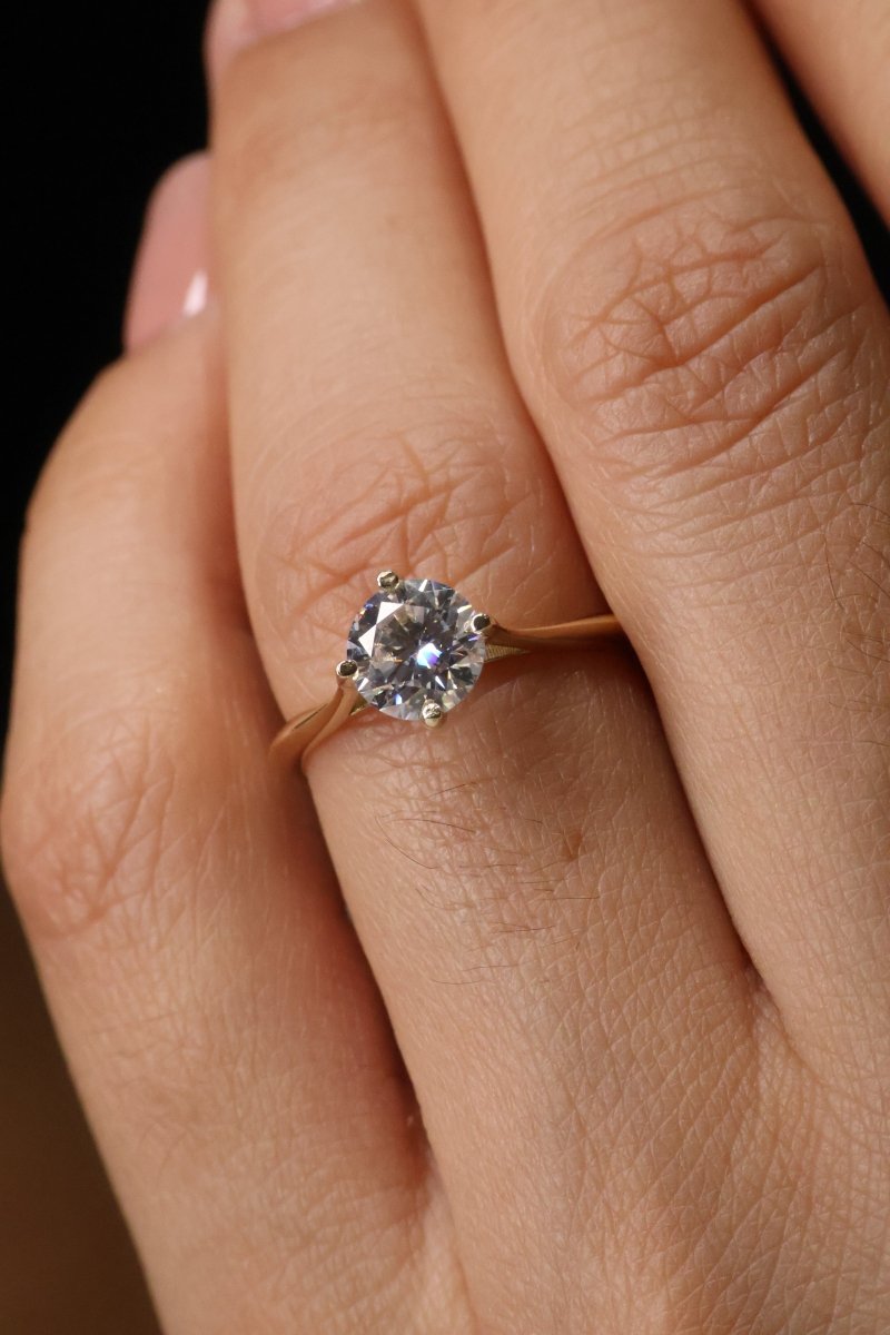 Anillo Aylin en Oro Amarillo 14k con Moissanita 1ct Mod.15901 - Mouty Joyería