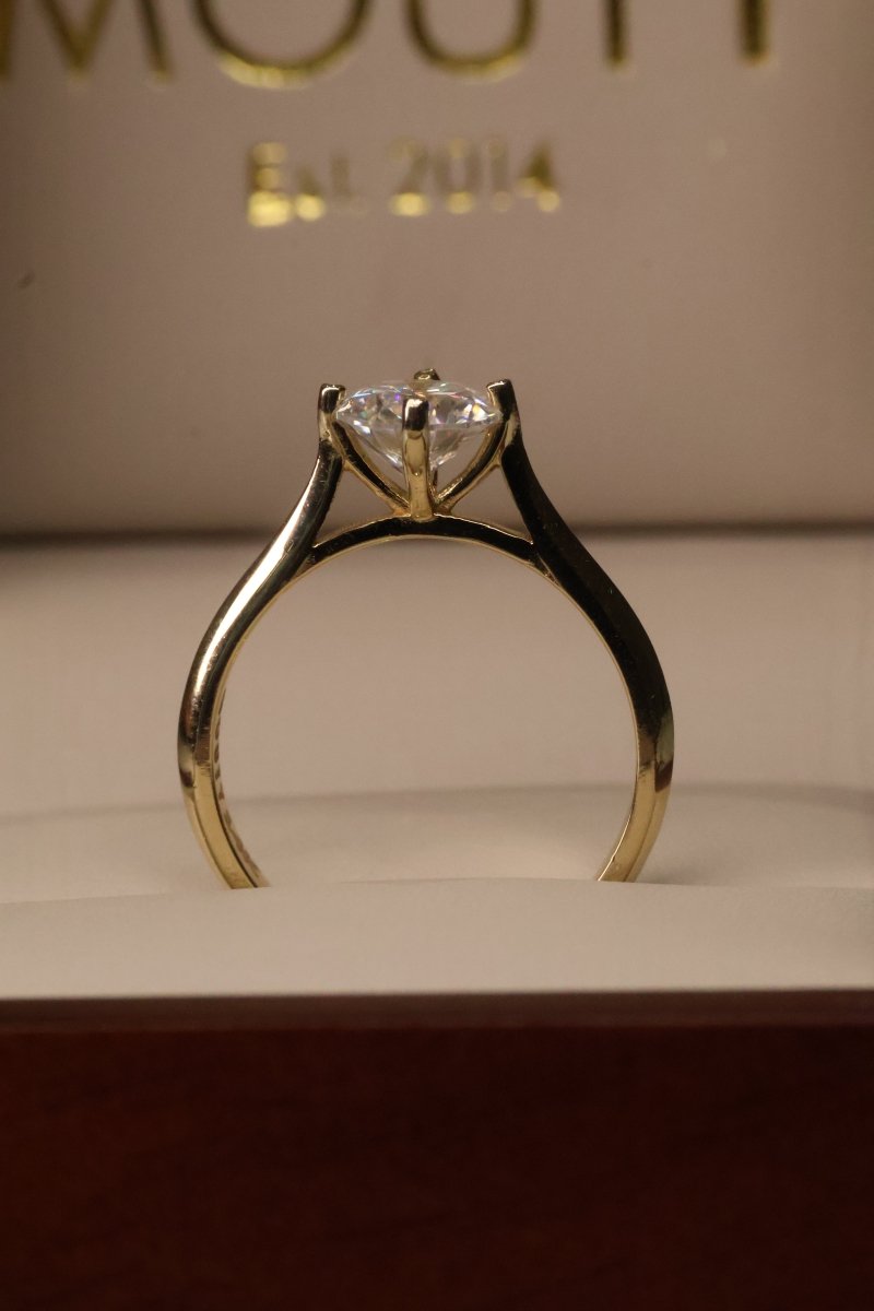 Anillo Aylin en Oro Amarillo 14k con Moissanita 1ct Mod.15901 - Mouty Joyería