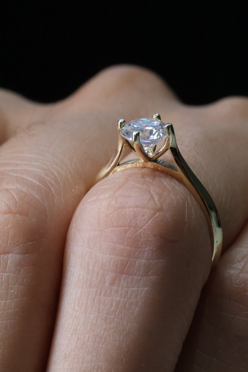 Anillo Aylin en Oro Amarillo 14k con Moissanita 1ct Mod.15901 - Mouty Joyería