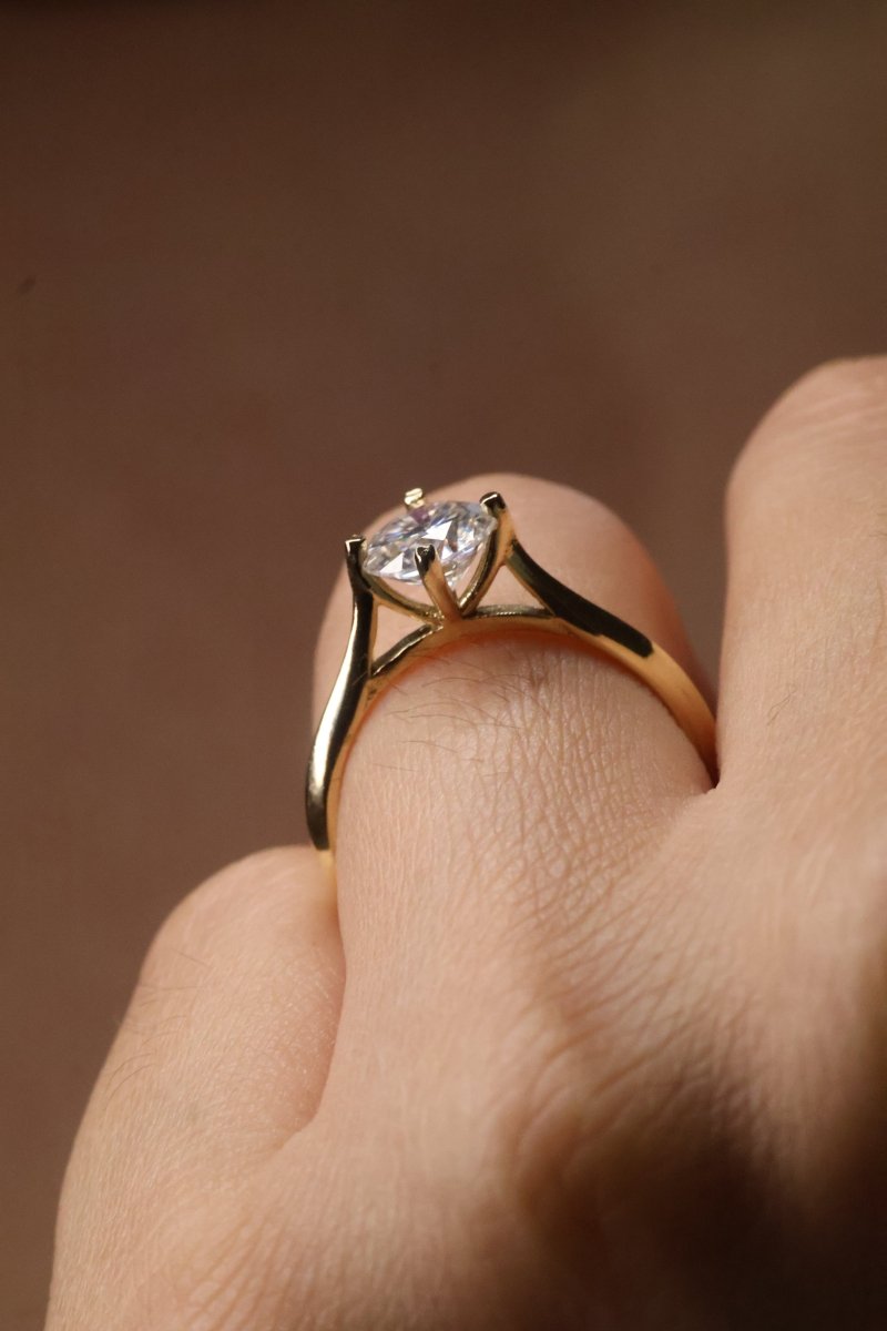 Anillo Aylin en Oro Amarillo 14k con Moissanita 1ct Mod.15901 - Mouty Joyería