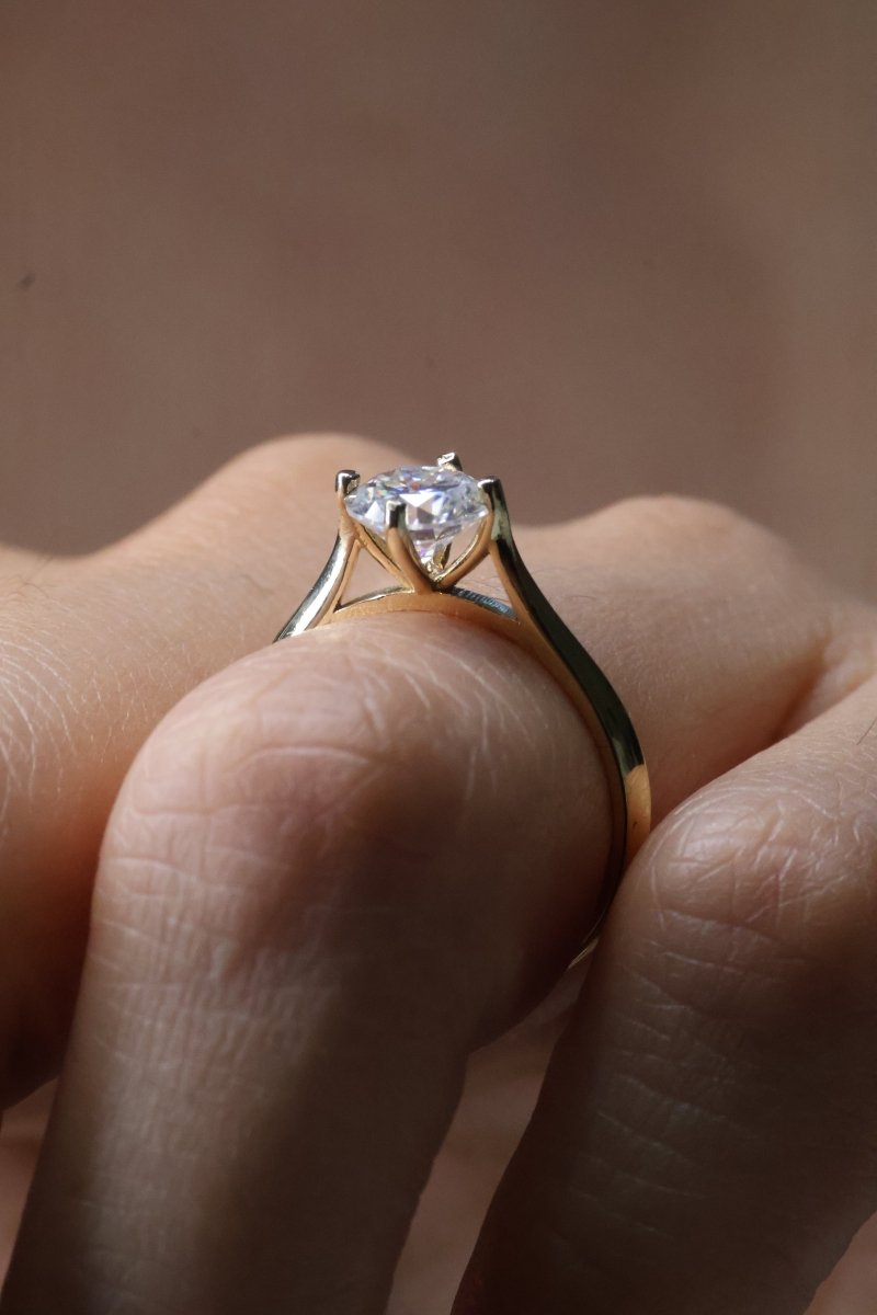 Anillo Aylin en Oro Amarillo 14k con Moissanita 1ct Mod.15901 - Mouty Joyería