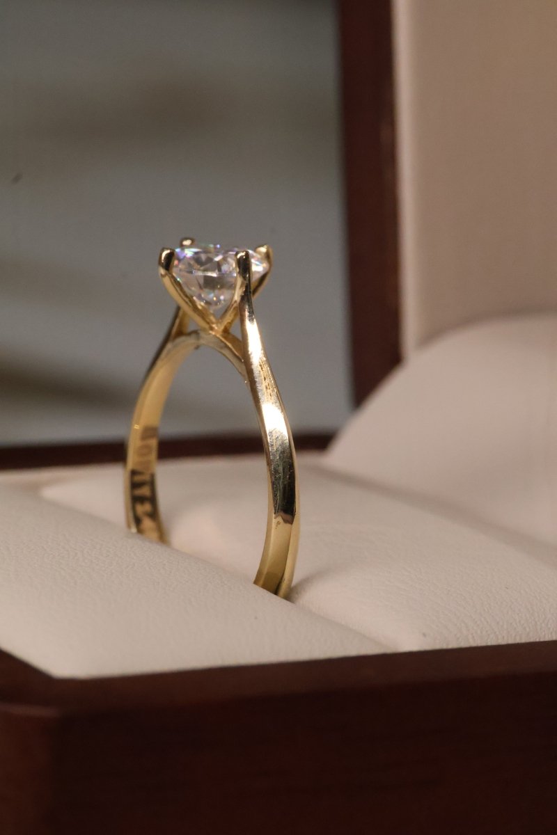 Anillo Aylin en Oro Amarillo 14k con Moissanita 1ct Mod.15901 - Mouty Joyería