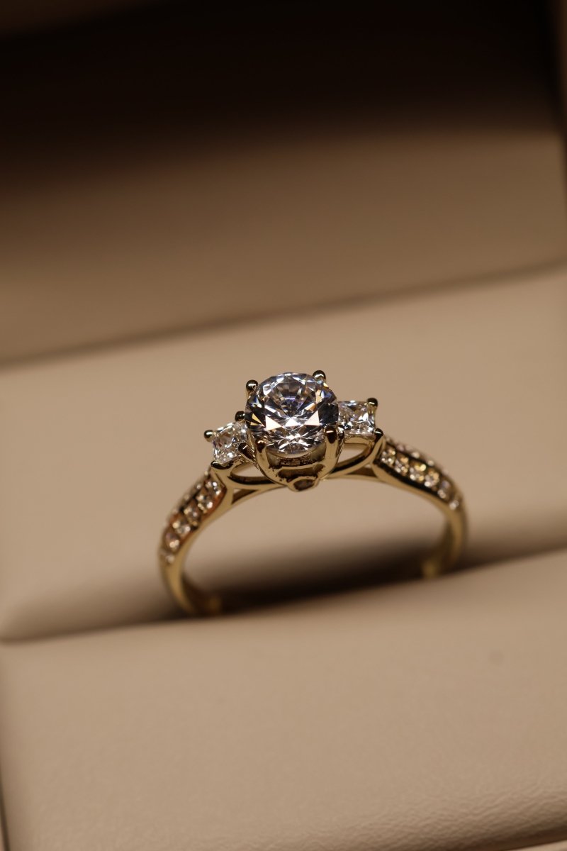 Anillo Azucena en Oro .50 ct - Mouty Joyería