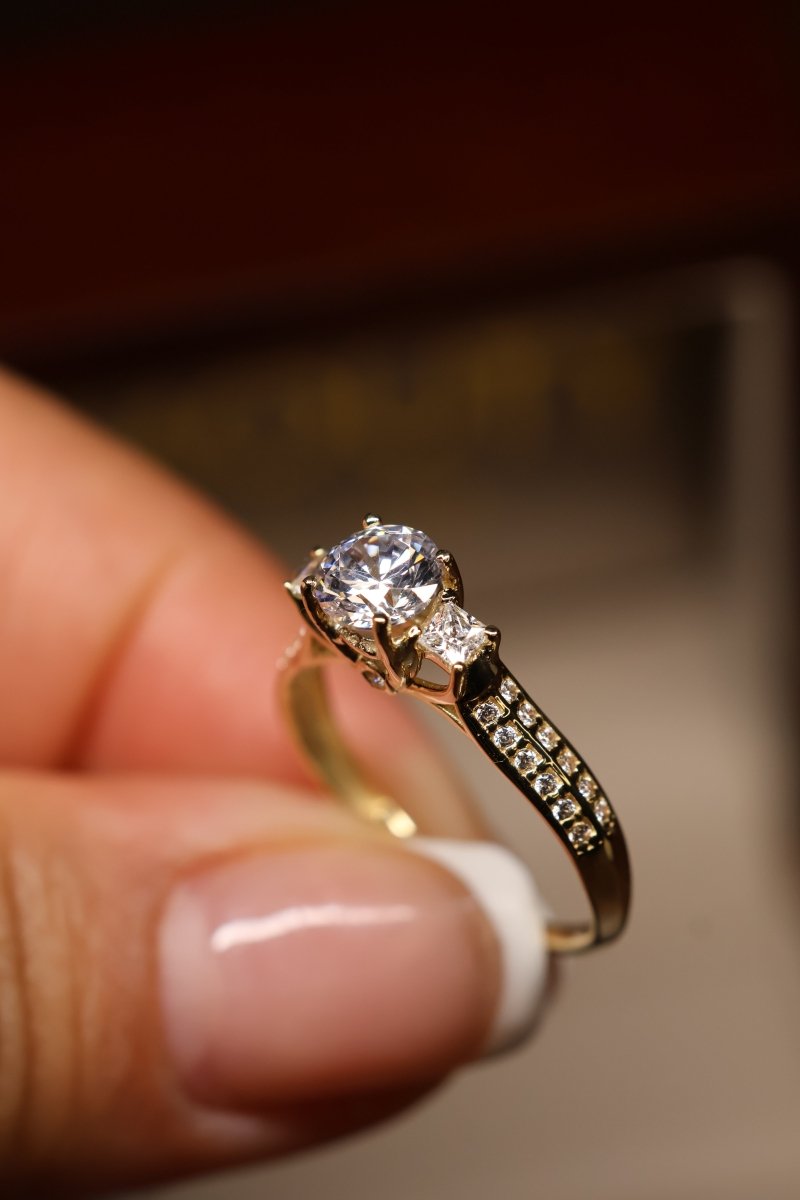 Anillo Azucena en Oro Amarillo 14k con Circonia - Mouty Joyería