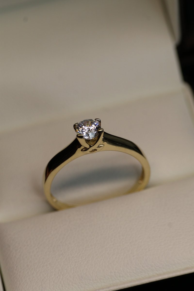 Anillo en Oro Amarillo 10k con Circonia Mod.15928 - Mouty Joyería