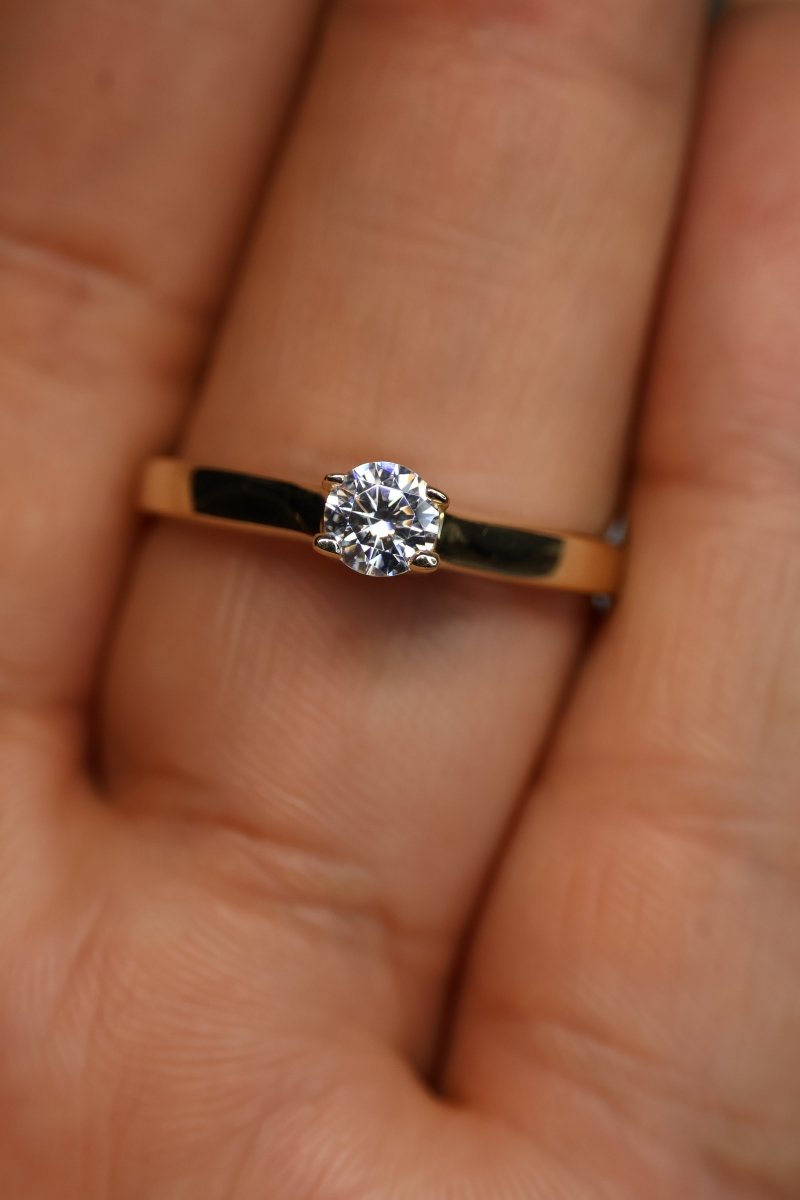Anillo en Oro Amarillo 10k con Circonia Mod.15928 - Mouty Joyería
