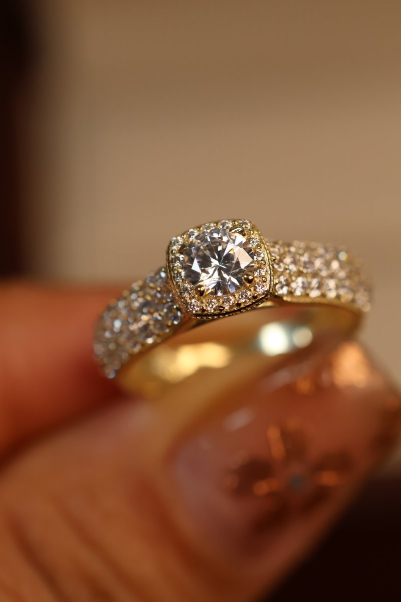 Anillo en Oro Amarillo 10k con Circonias Mod. 15857 - Mouty Joyería