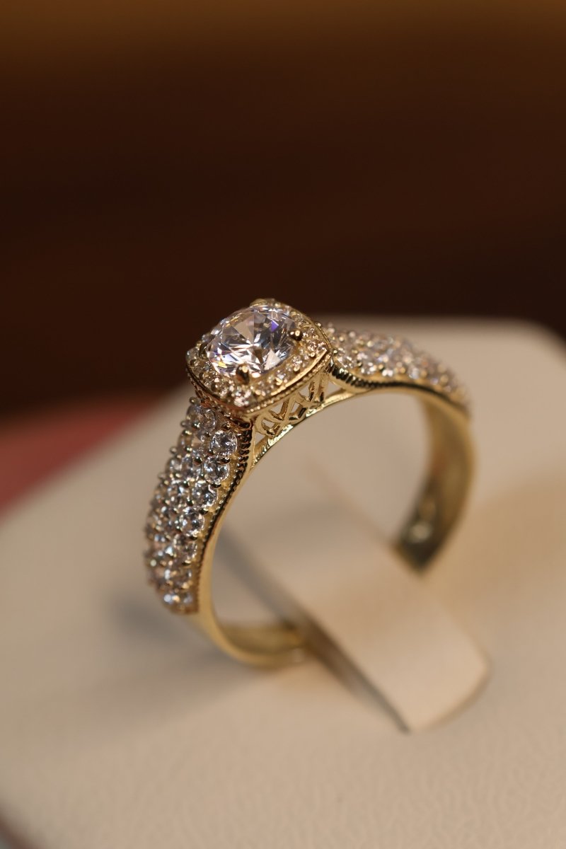 Anillo en Oro Amarillo 10k con Circonias Mod. 15857 - Mouty Joyería